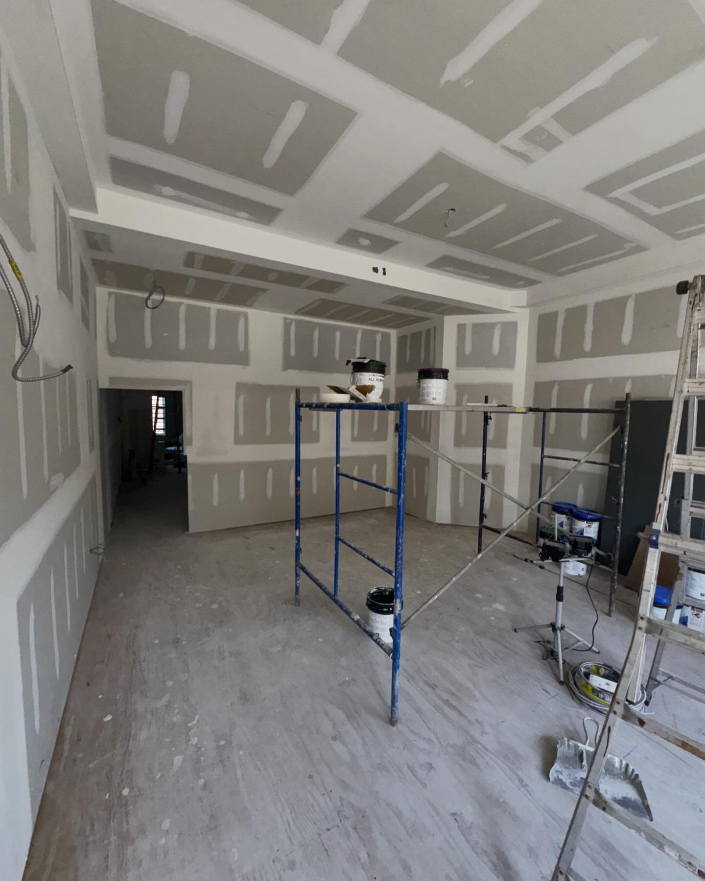 Sheet rock and spackle ✅

Trackman install coming soon! ⛳️ 🏌️🏌️&zwj;♀️🏌️&zwj;♂️

@trackmangolf @mwtbuild @downtowncranford 
#golf #golfswing #trackman #indoorgolf #golfstudio #cranfordnj #njgolf