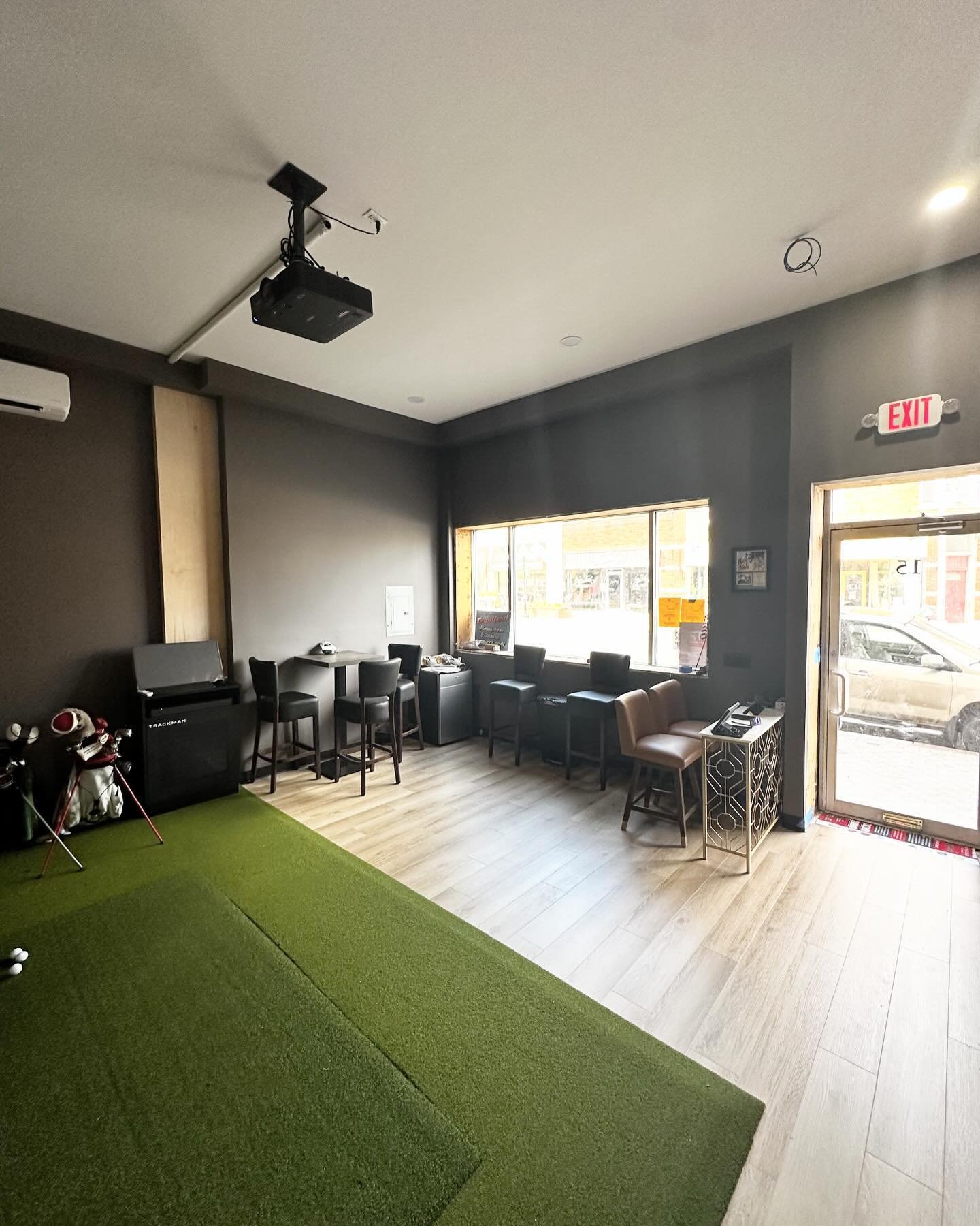 Added some furniture today! A few weeks away from opening!

@mwtbuild @downtowncranford @trackmangolf 

#njgolf #golf #cranfordnj #golfstudio #golflife #indoorgolf #newjerseygolf