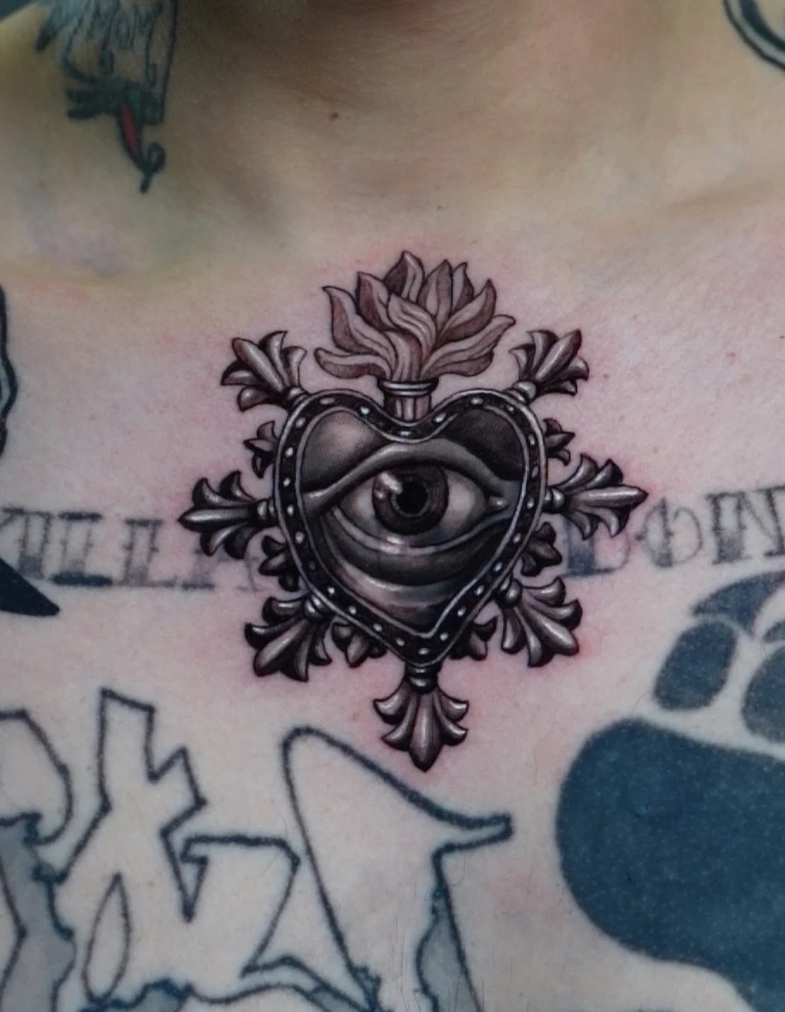 THE VISION OF YOUR HEART.  Done on my homie @_berglar  done @heartofbrasstattoo . 

#sacred #sacredhearttattoo #tattoo #art #artist