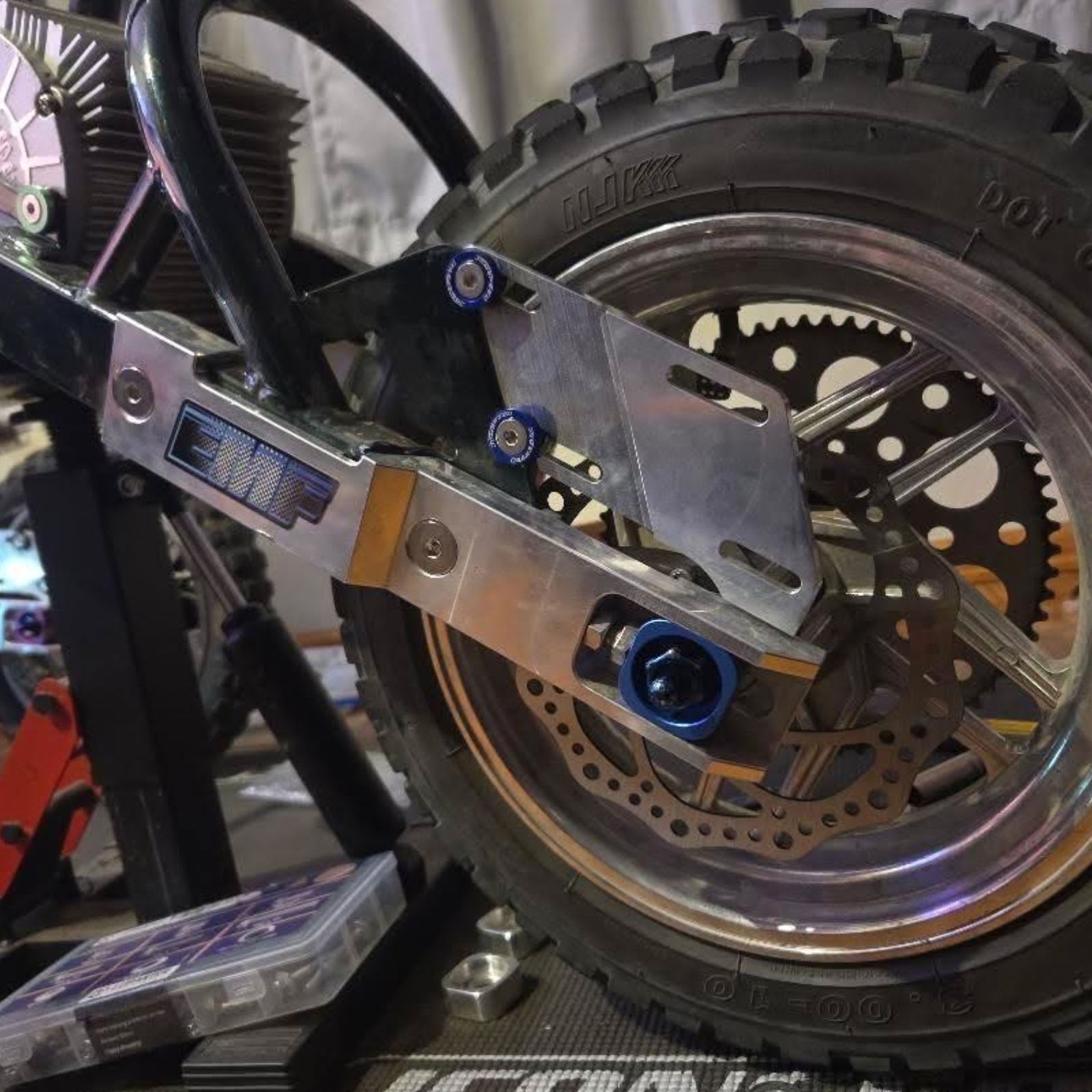 Swingarm colored sliders blue.png
