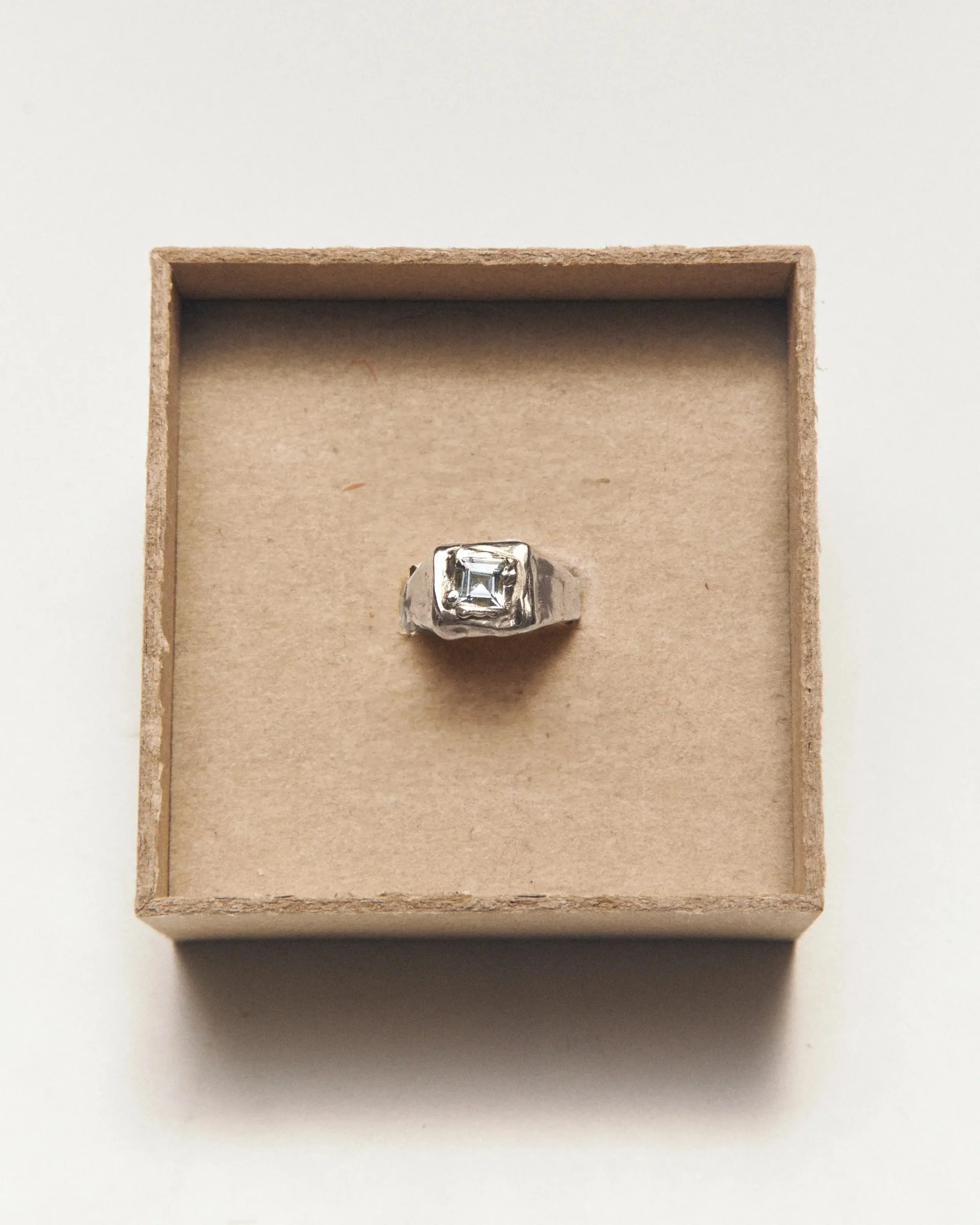 03-march-aquamarine-ring-silver-singelbox.jpeg
