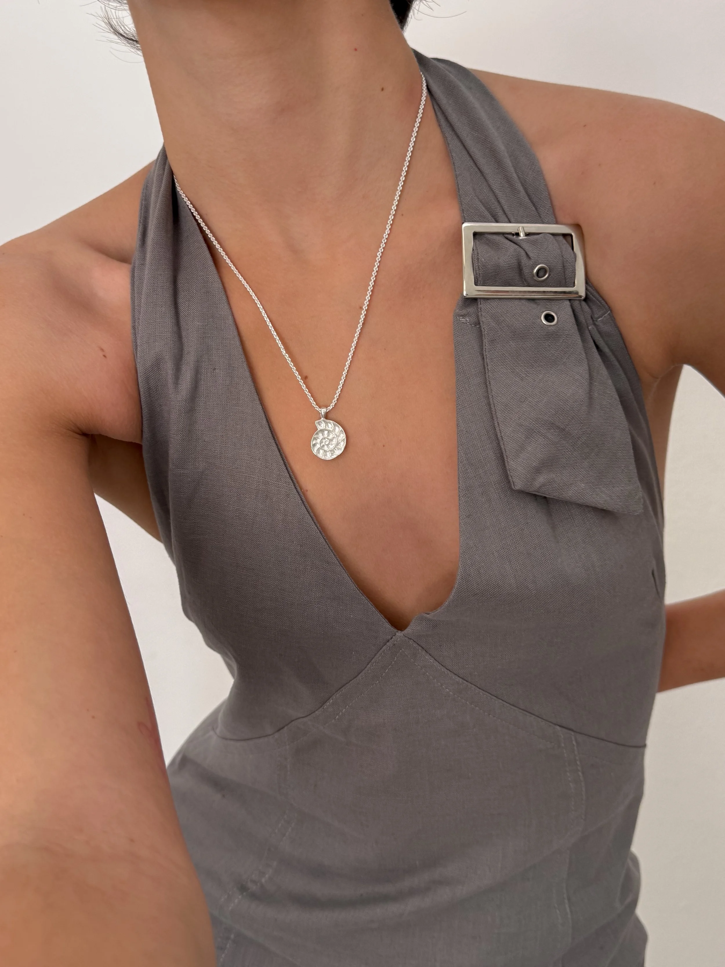 IS A MINIMAL OUTFIT COMPLETE WITHOUT JEWELRY? – with Moliane.