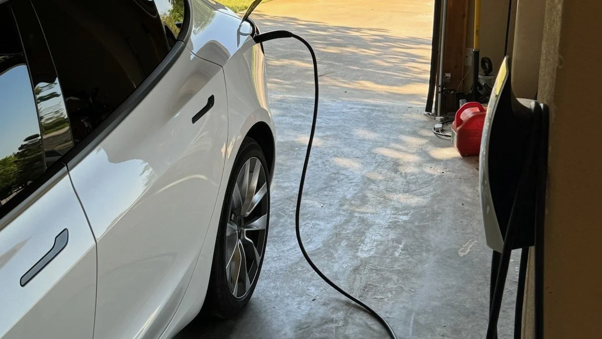 Electric_Vehicle_Charging_Station.jpg
