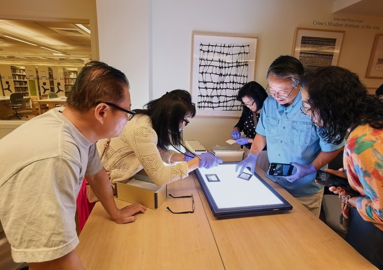 Yuan Bo Peng and classmates viewing glass slides