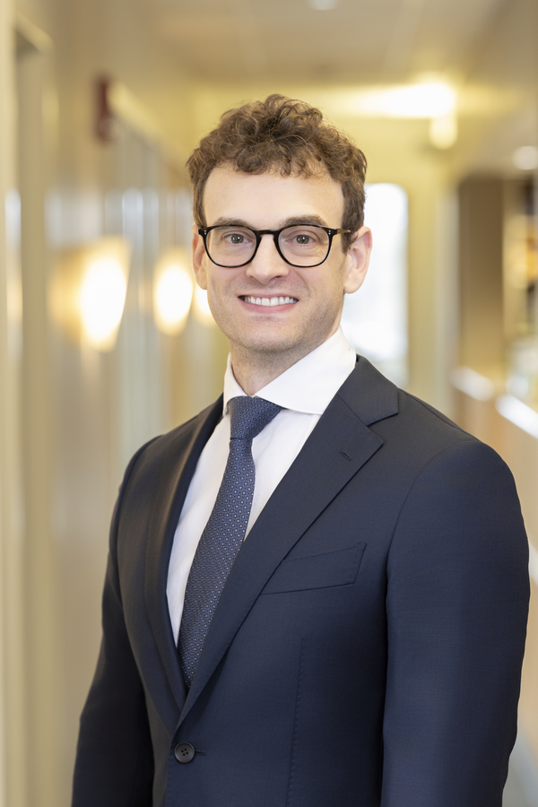 Headshot of Dr. Scott Buess, board-certified in medical oncology, hematology and internal medicine