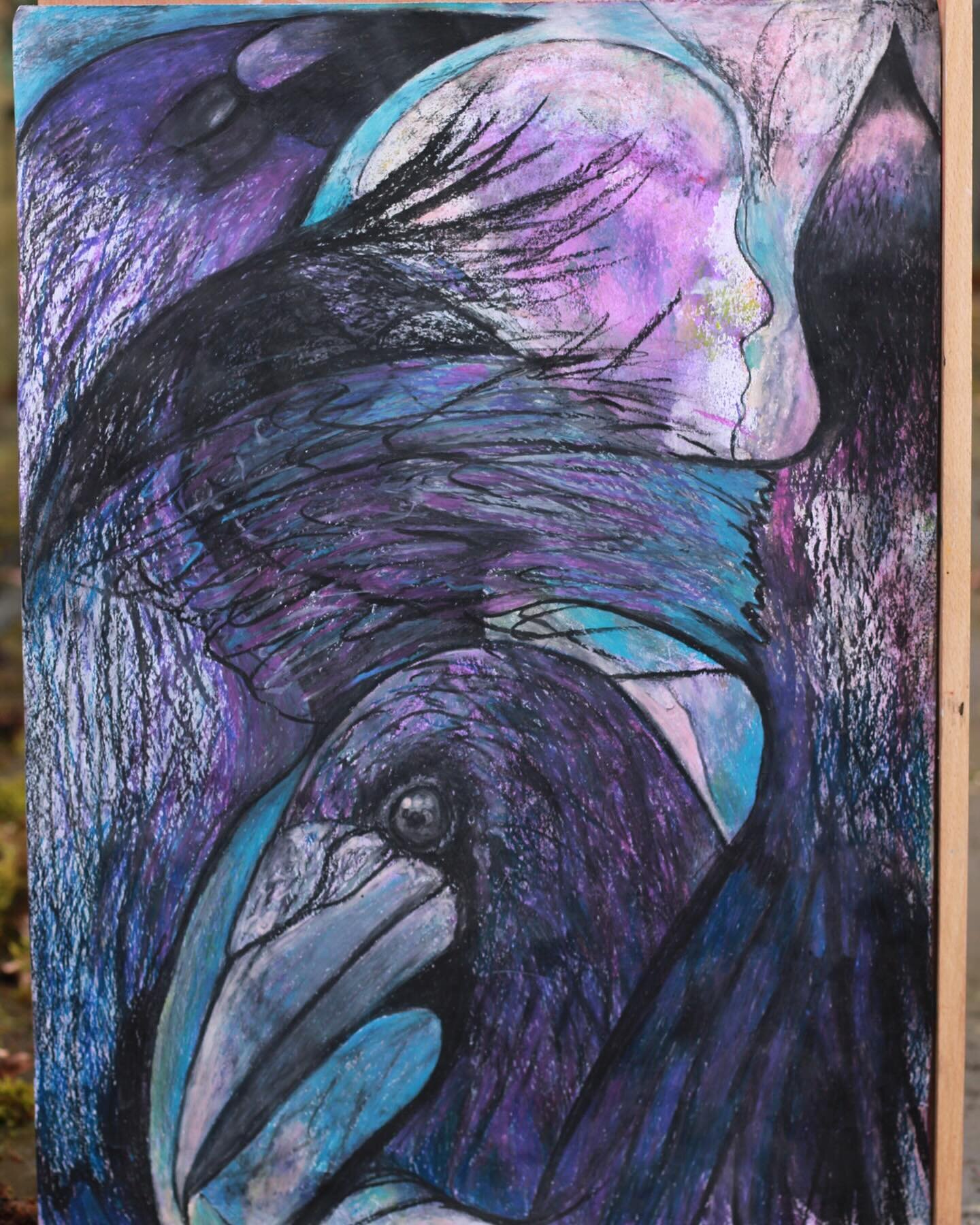 For all the crow lovers out there, thank you for sharing your stories with me 🐦&zwj;⬛ 

Started during my residency in Feb, finished at home. Oil pastel on A2 paper 💙🖤💜

#crowart #crowdrawing #corvidart #oilpasteldrawing #birdart #oiloastelart