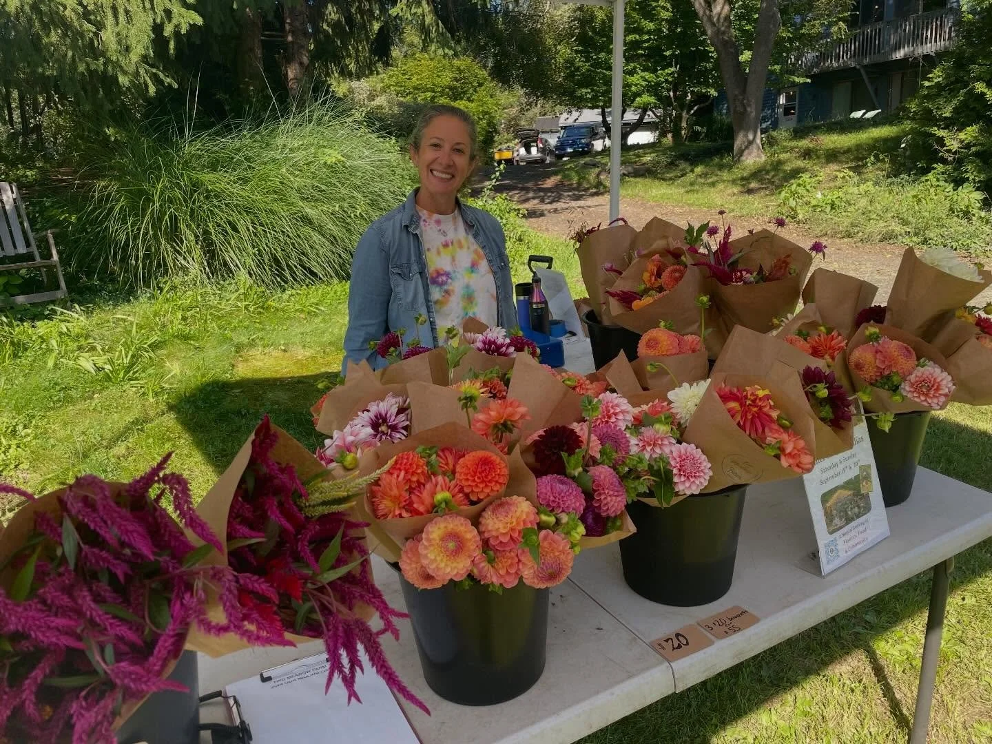 Have you soon 2,000+ dahlia blooming? IYS MAGICAL
Join us today Saturday 9/12, until noon to walk to fields and buy a bouquet of fresh dahlias ✨💐🌺🌻

157 Upper State Street- North Haven, CT
#northhaven 

#newhaven #dahliaseason #ctgrown #flowerfarm