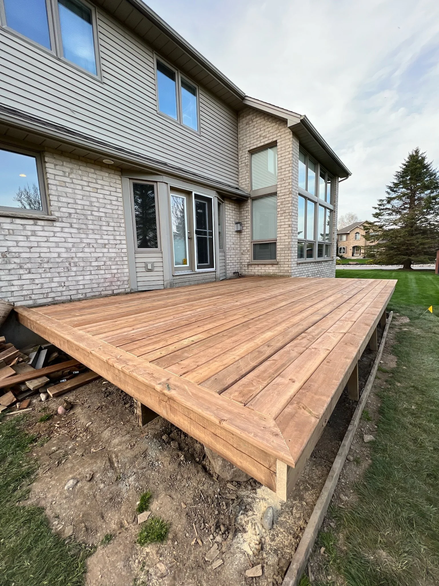 Base of deck built in Kilworth by Burcon Construction, awaiting installation of railings and privacy shutter.