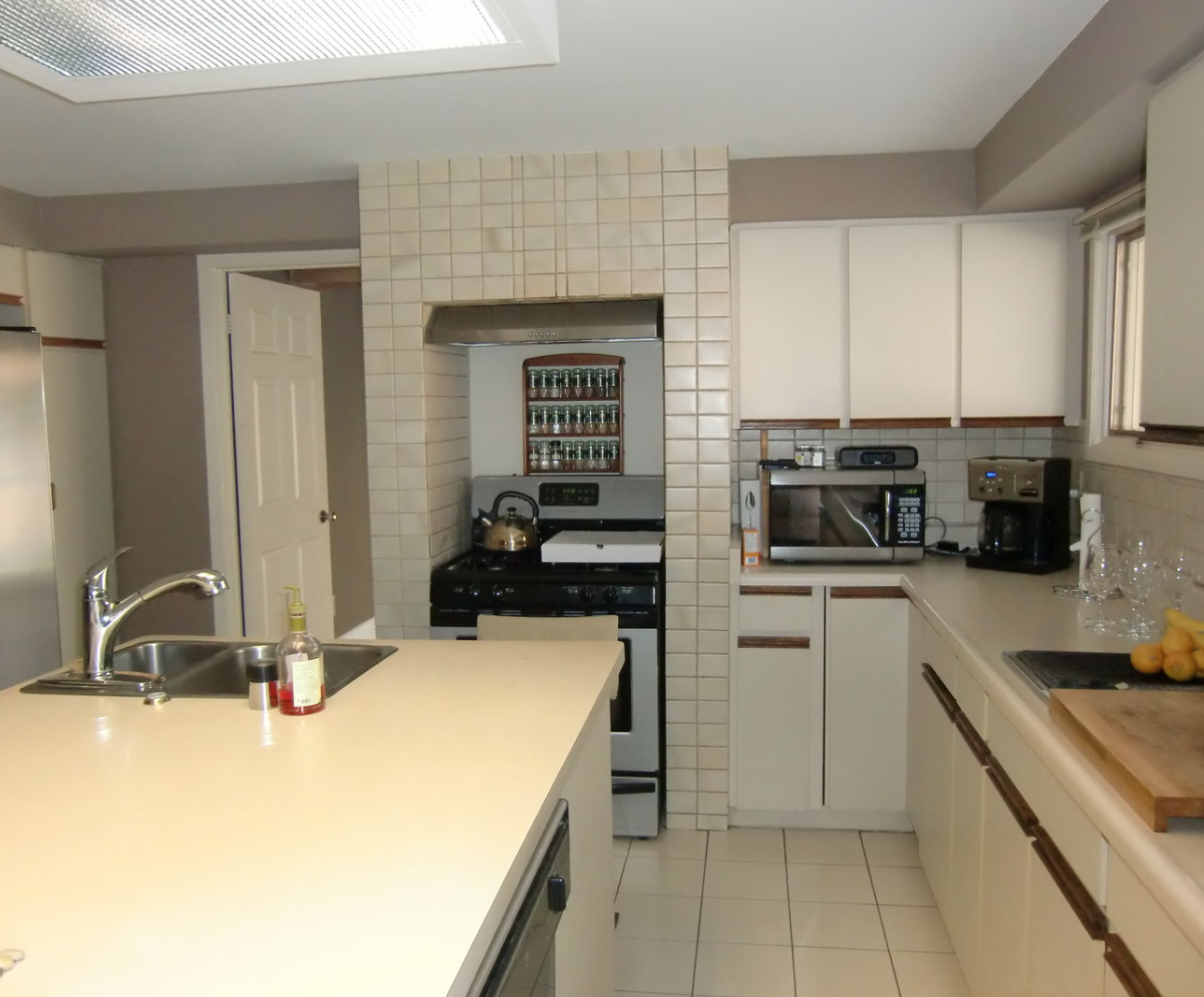 Before picture of outdated kitchen in Komoka, Ontario, prior to renovation by Burcon Construction.