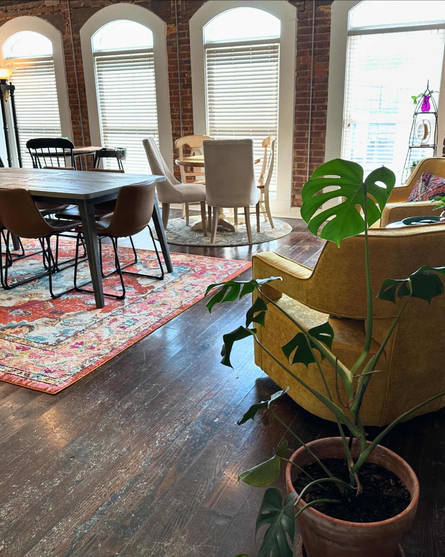 Spend Your Days Downtown! 
Loft office available for day rental. 

Upgrade your team meetings, enjoy a private space for office hours, or elevate your content creation with unique staging.