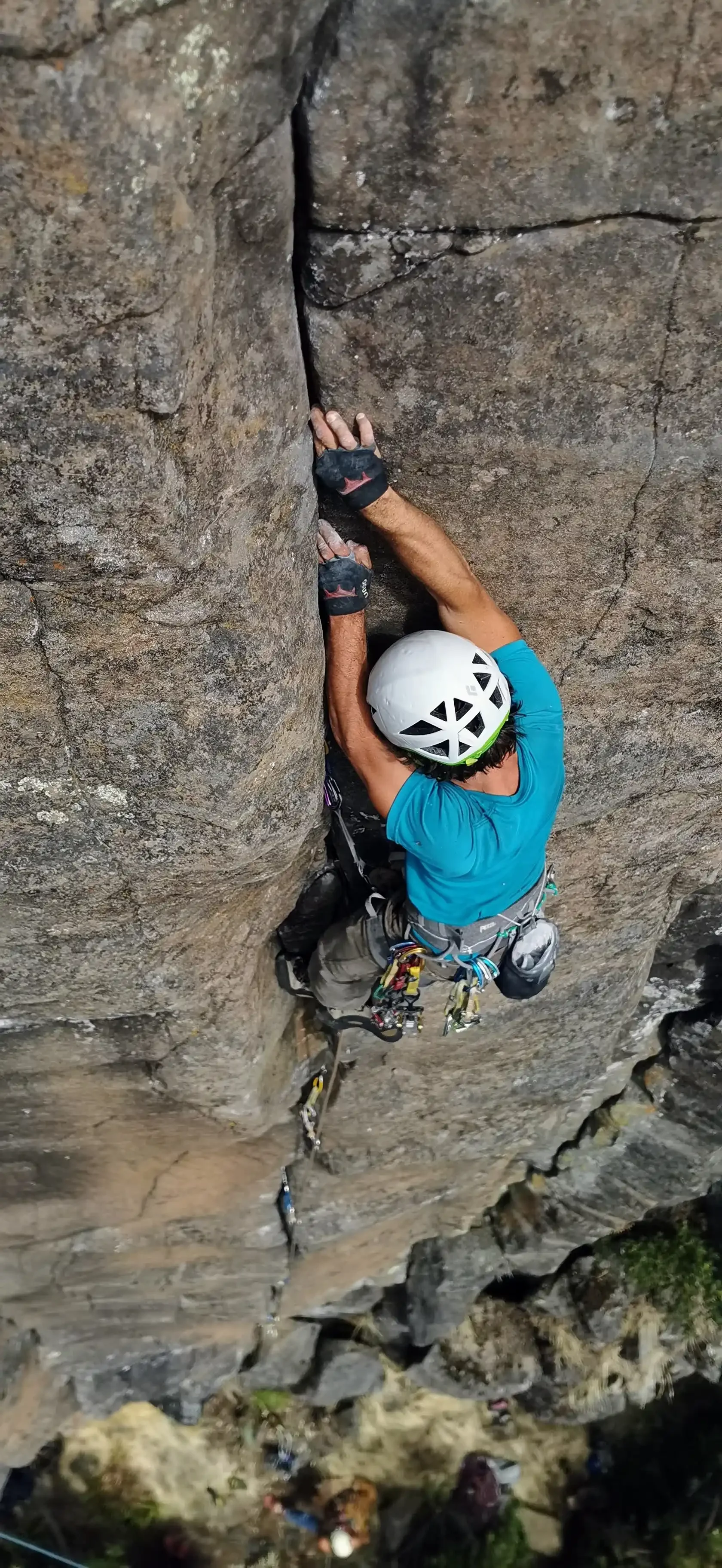 Crack climbing in la Biblioteca, BAriloche Patagonia