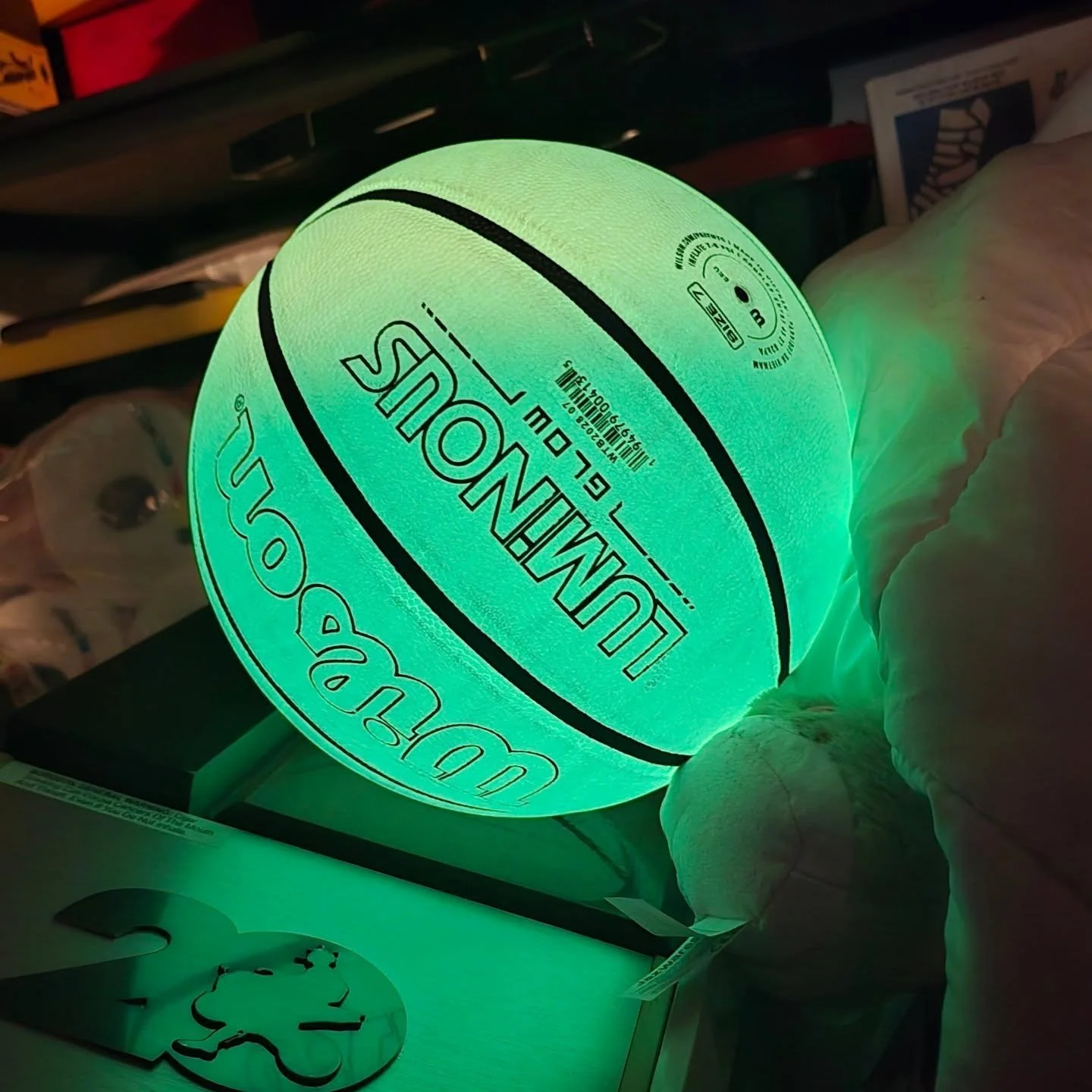 That's no filter. Found an old basketball that I'm going to use for some upcoming projects. Look at that glow! 

#glow #basketball #lumeshot #leathercraft #leatherwatchstrap #watchmods #customwatch