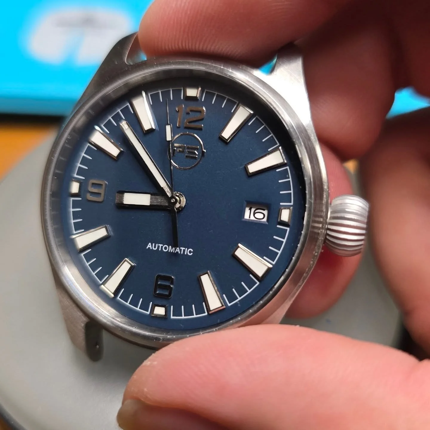 It's nice to be back at it! Classic deep blue dial in a 39mm case. Brushed and polished hands.

#customwatch #watchesofinstagram #watchmods #watches #nh35