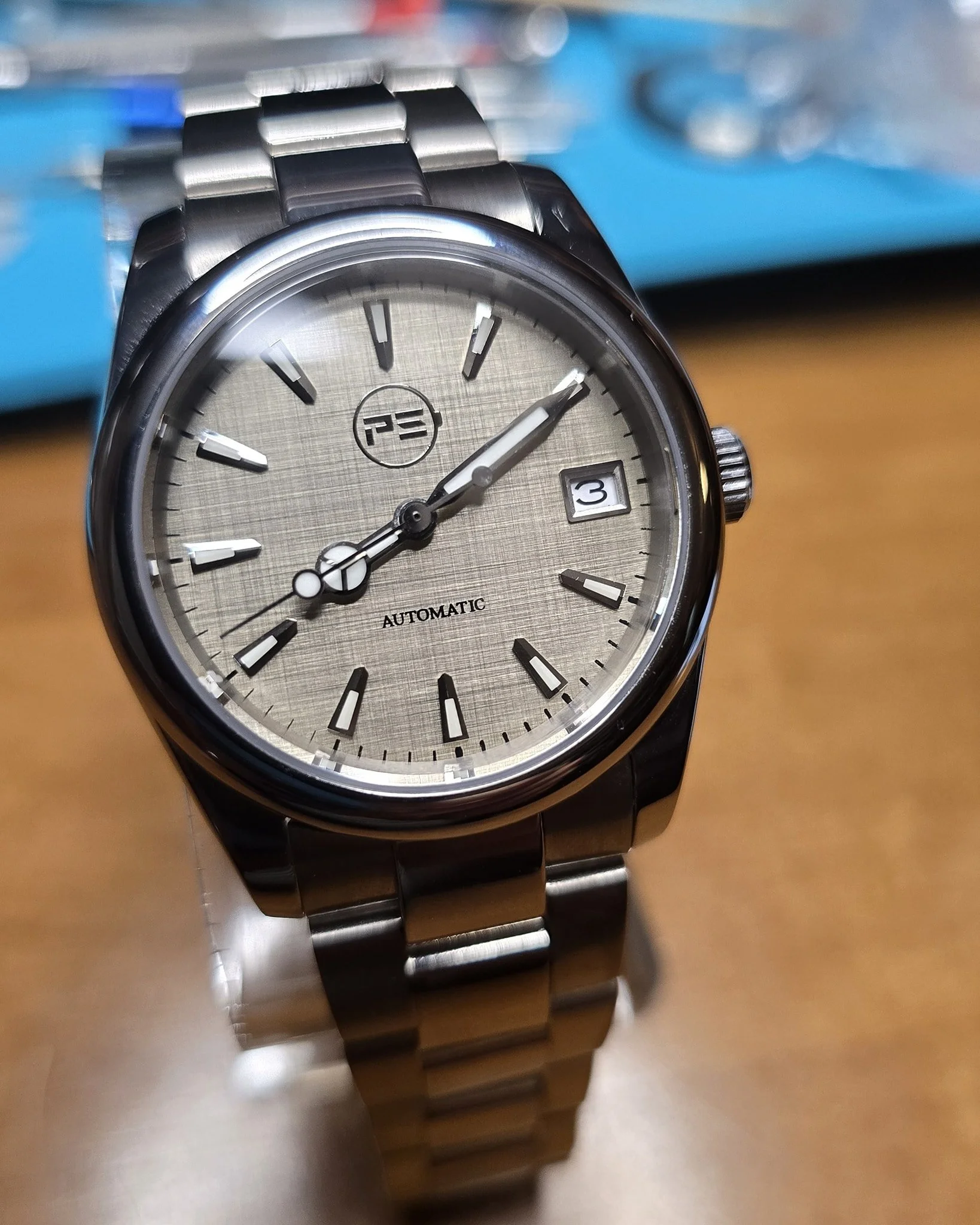 Really hard to catch the color of this dial. Light gold weave/linen pattern. 

#watchesofinstagram #Watches #handmade #customwatch #seikomods #watchmods #NH35