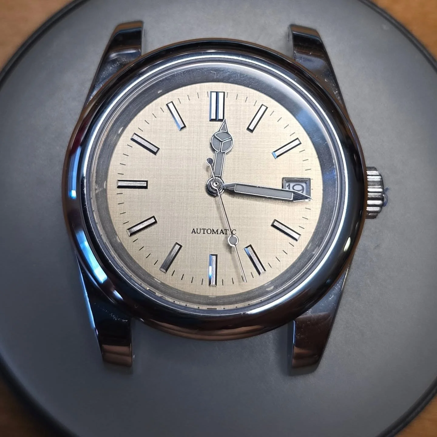 New client commissioned build in progress. The linen dial is killer. 

#customwatch #linen #linendial #nh35 #seikomods #seikomodder #watchesofinstagram #watchmods #watches