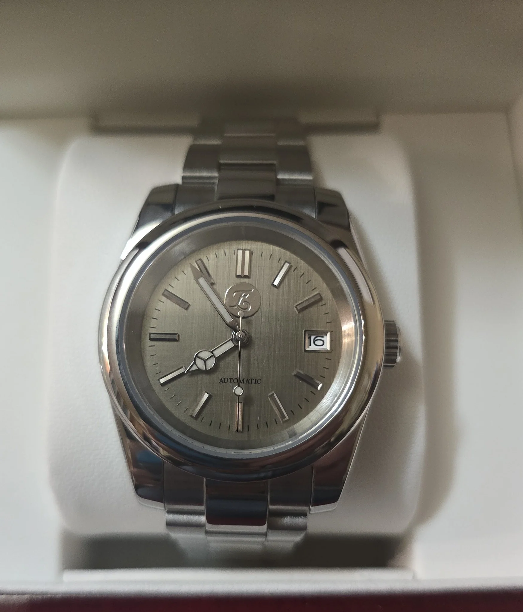 5 of these went out the door. Polished 39mm case and bracelet. Bronze linen dial with custom Espinosa Cigars logo. Very happy how they turned out!

#watchesofinstagram #Watches #customwatch #seikomods #NH35 #EspinosaEveryDay