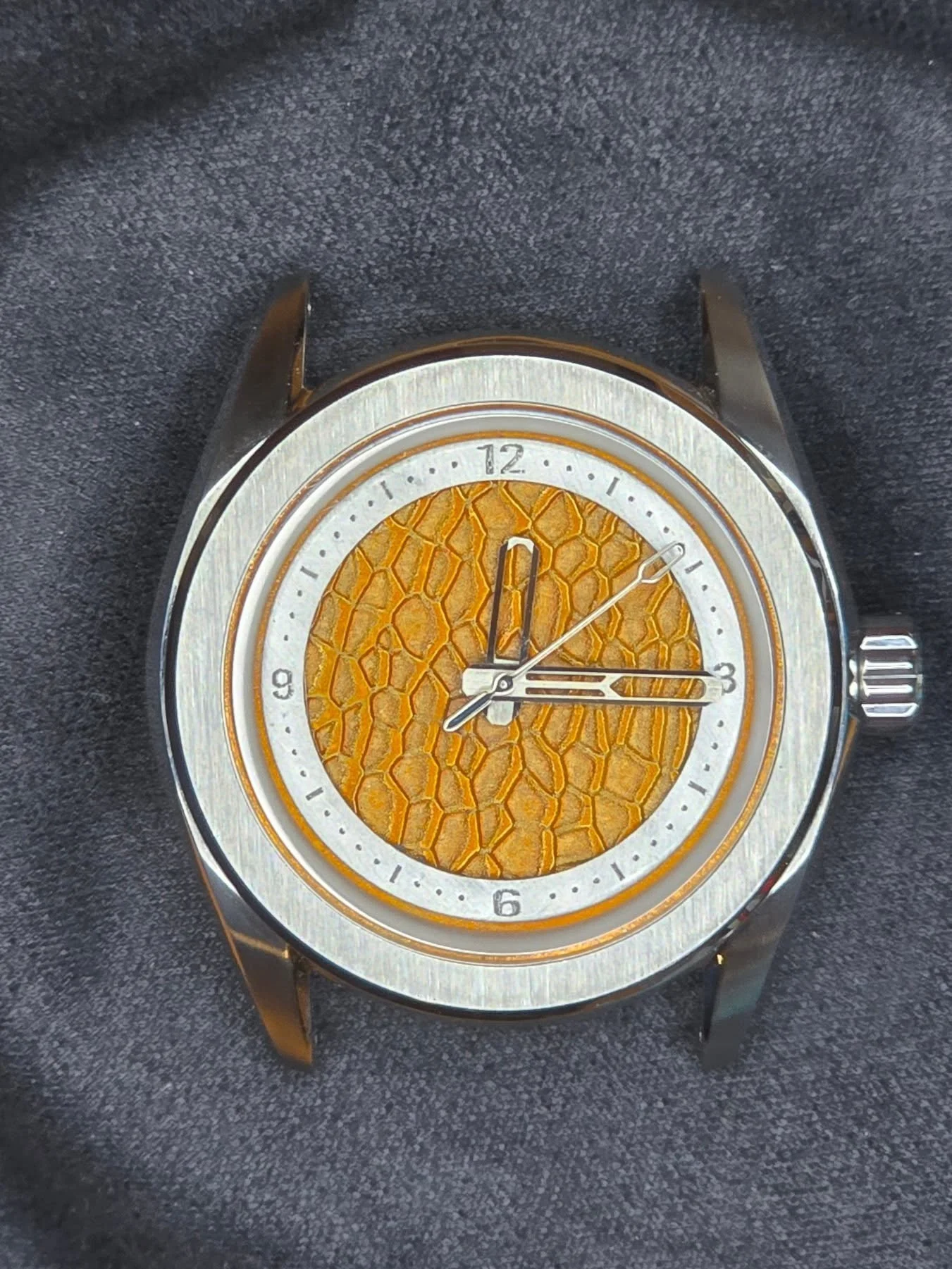 A beautiful dial courtesy of @maisoncacek Paired perfectly with @seikomod_dialmaker custom case. When the light hits the dial just right you get some beautiful metallics.

 #watchesofinstagram #Watches #handmade #oneofakind #customwatch seikomods cus