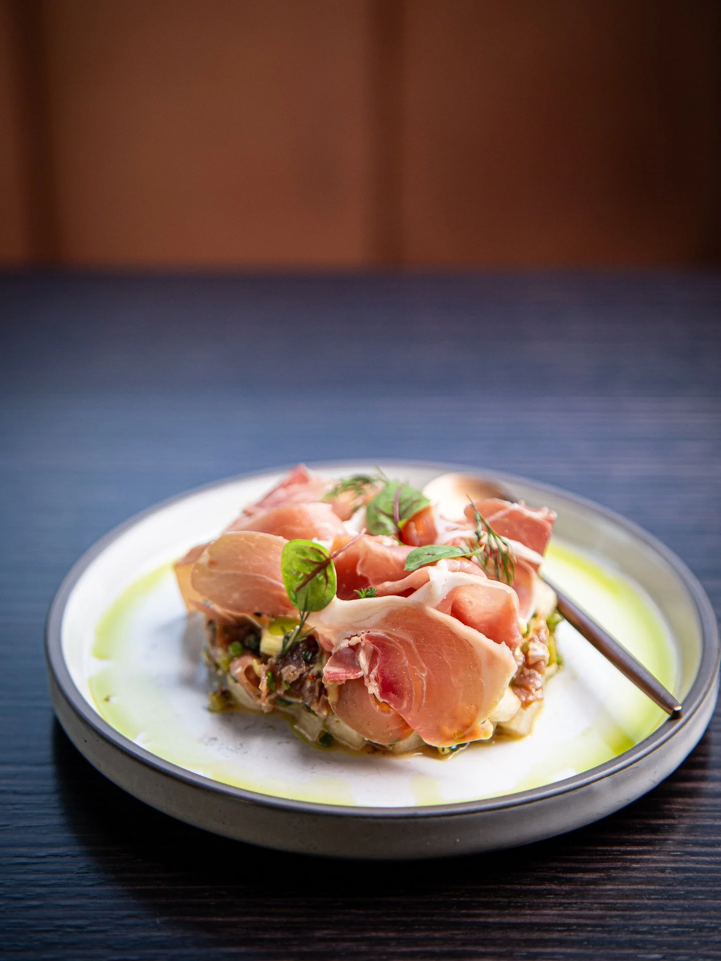 A story of flavor, crafted under the winter sky. ✨ Our new Wintermelon Tartare, paired with silky Dijona&iuml;se and delicate slices of Duroc Jam&oacute;n, is a celebration of seasonal artistry.
Find it on our ChefSet menu &mdash; a journey through t