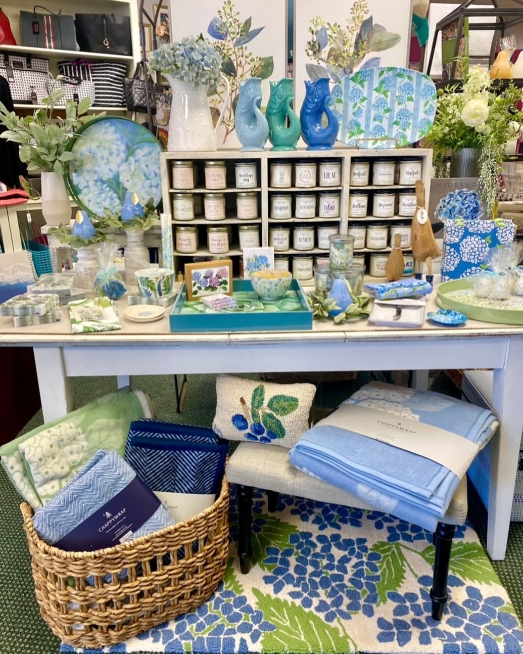Give us a nice day and we turn the place into summer vibes! 
#decorandmorewestwood #shoplocalma #springdecor #homedecor #gift #giftsideas #hostessgift #hydrangea #homeaccessories
