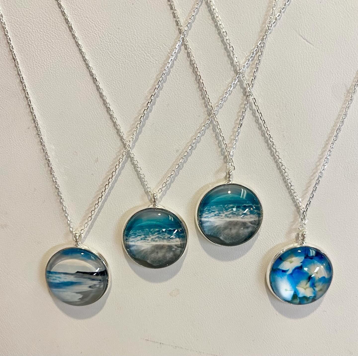 Do you love the beach as much as we do? How beautiful is this new line of sterling silver jewelry that incorporates two of our favorite things&hellip; hydrangeas and beach waves! Perfect for that summer loving mom 💕 
#decorandmorewestwood #shoplocal