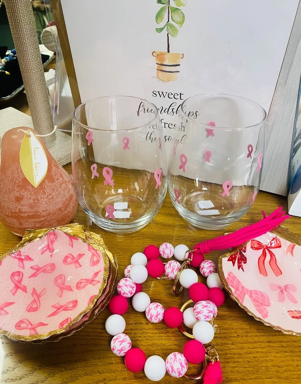 Let&rsquo;s celebrate the warriors 🩷 
#decorandmorewestwood #shoplocalma #gifts #giftideas #friendgifts #pinkribbon