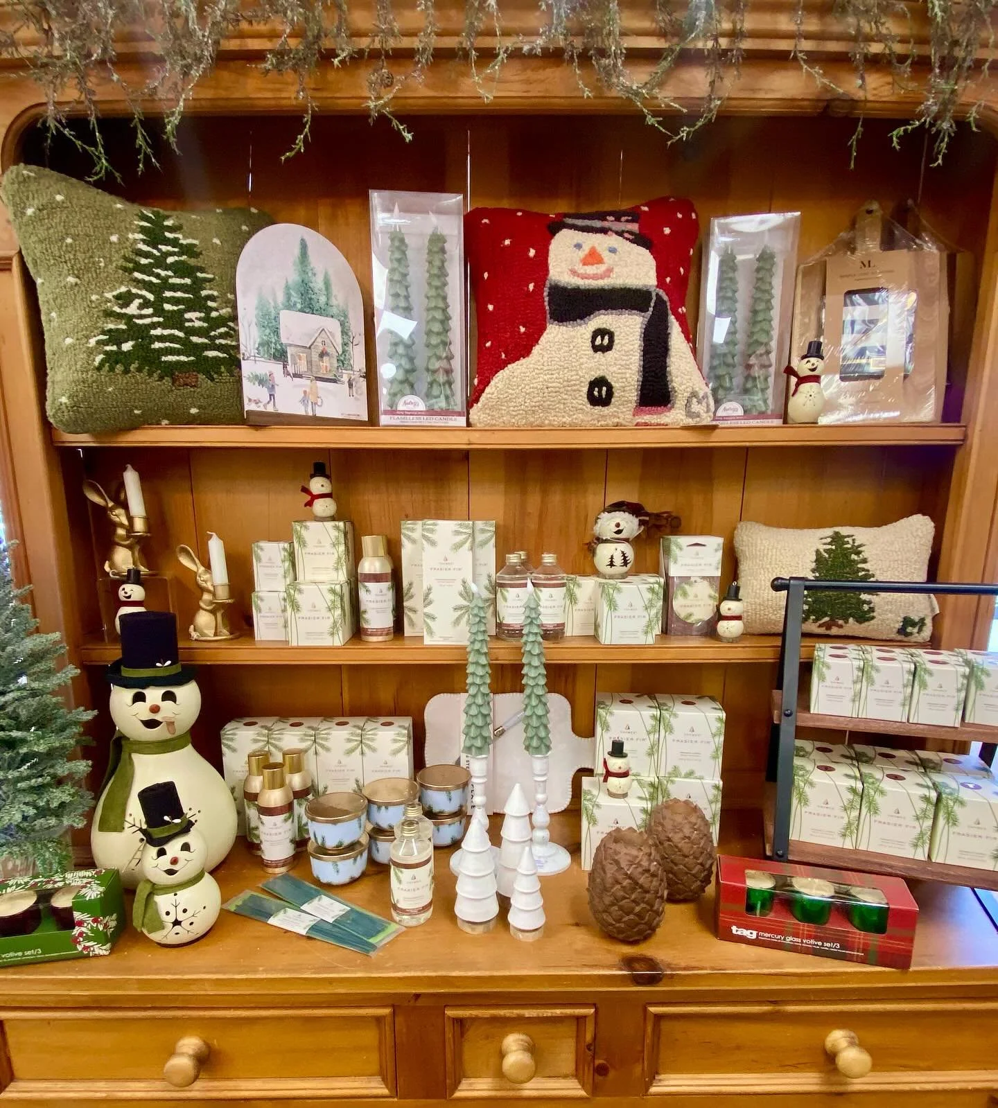 Displays : All day, every day this time of the year! 🌲🌲🌲 
#decorandmorewestwood #shoplocalma #gifts #giftideas #hostessgift #frasierfir #candles #homefragrance #holidaydecor #holidaygifting