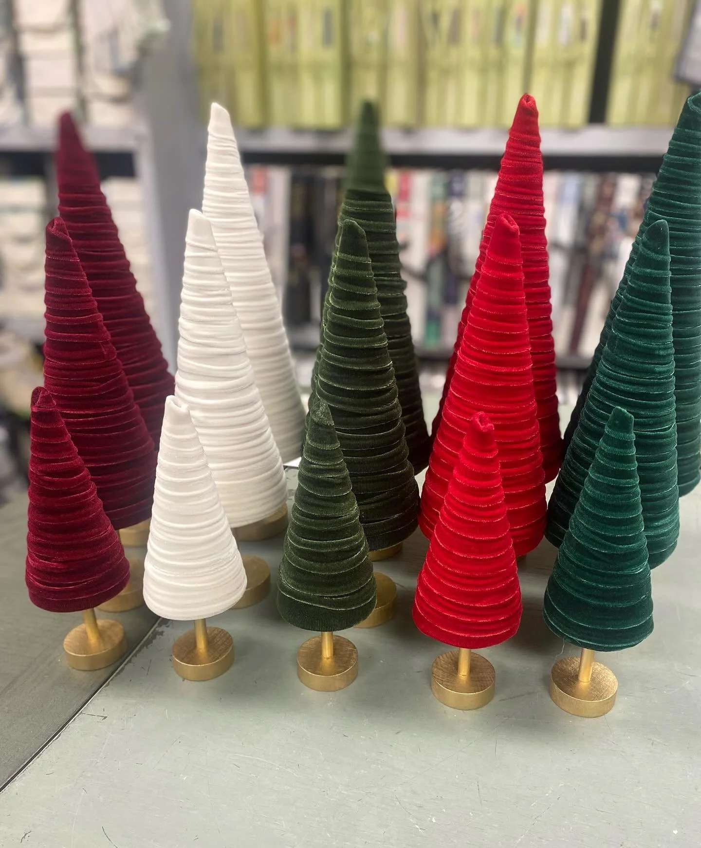 Everyone&rsquo;s favorite handmade velvet trees&hellip; this year on a good stand!
Made by hand, so there is still time to place a special color order to match your decor if you need something different (think hot pink, blues, metallics) 🌲 
#decoran