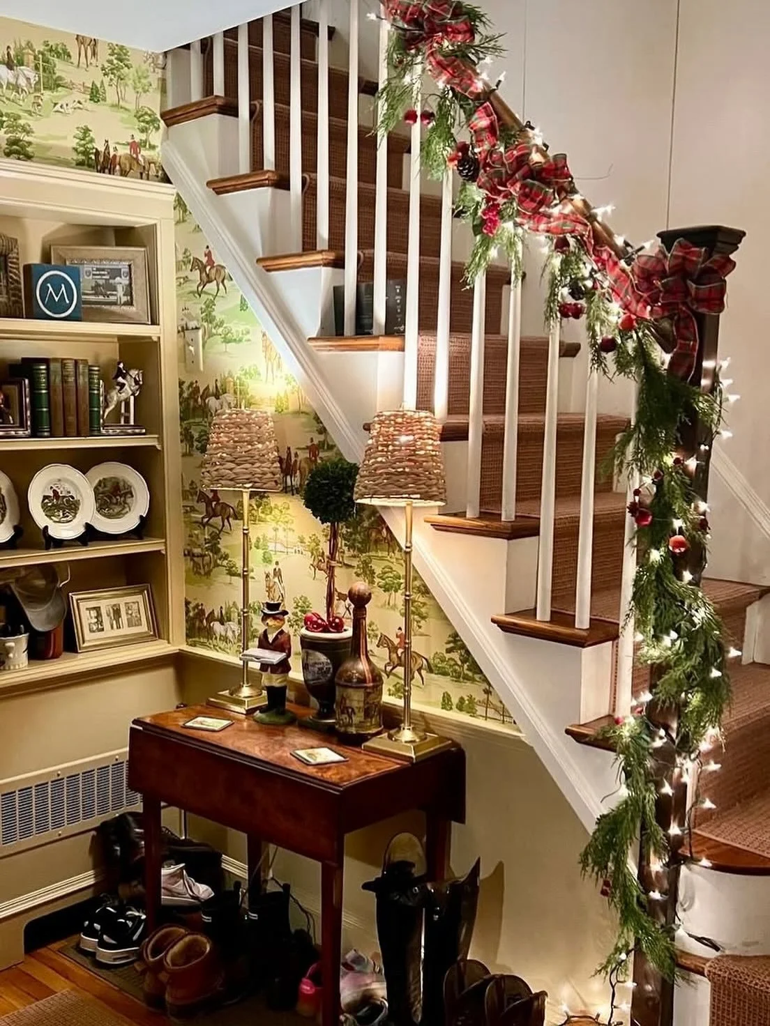 It&rsquo;s boots and bows at our favorite farmhouse. When we first met this client, I never saw her in anything but chaps and boots, when I saw her all cleaned up, I didn&rsquo;t recognize her! Farm life to glam life. 
Wanting all things horses, this