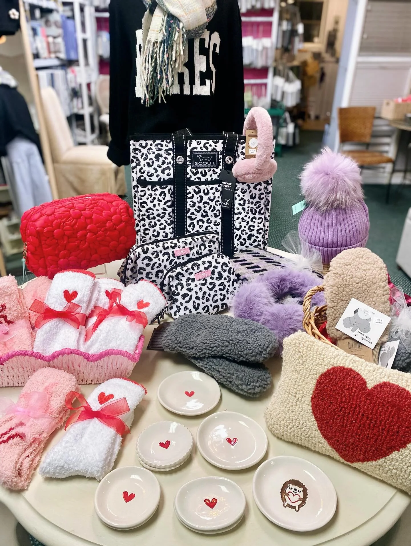 ❤️ is in the air! 
#decorandmorewestwood #shoplocalma #giftideas