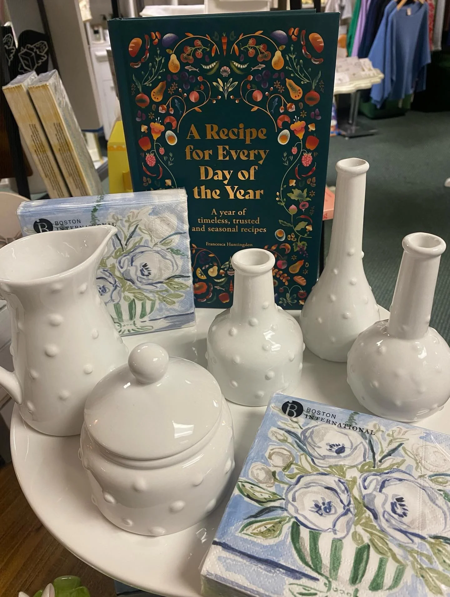 Come do a little retail therapy and stay close to home on this rainy day. We are full of pretty treasures to look at 🫶
#decorandmorewestwood #shoplocalma #giftideas #homedecor #springdecor