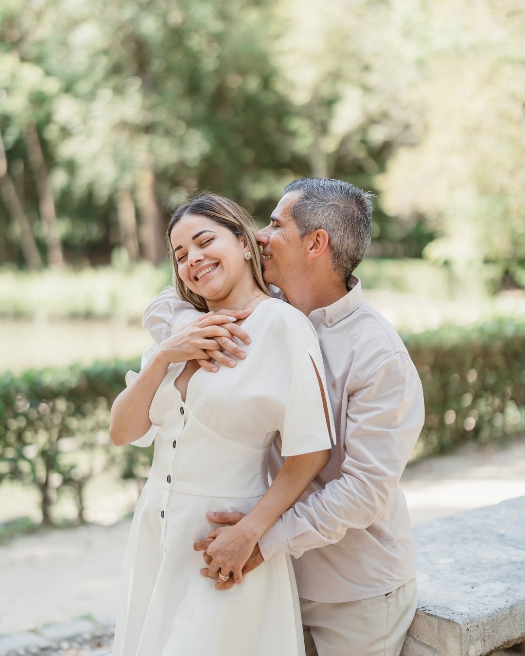 Uma tarde que se transformou num cen&aacute;rio de amor e cumplicidade. Entre sorrisos, gestos ternos e o calor de um abra&ccedil;o, cada imagem conta a hist&oacute;ria &uacute;nica destes dois cora&ccedil;&otilde;es. A simplicidade do verde, a natur
