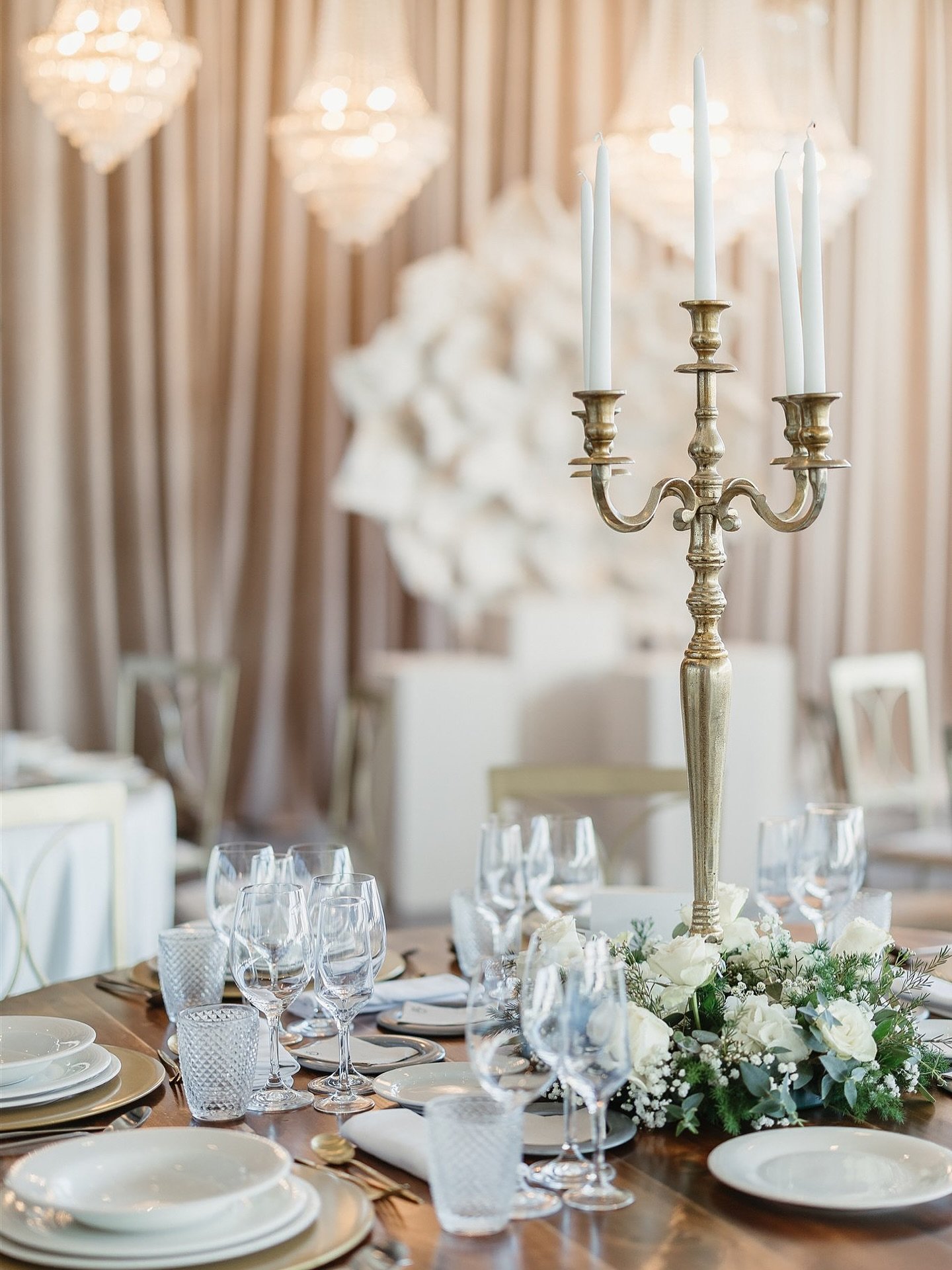 Cada detalhe pensado com carinho ✨
Desde os casti&ccedil;ais dourados &agrave;s flores frescas e delicadas.
Tudo &eacute; preparado para tornar o dia ainda mais memor&aacute;vel.

-

Every detail thoughtfully planned ✨
From the golden candelabras to 