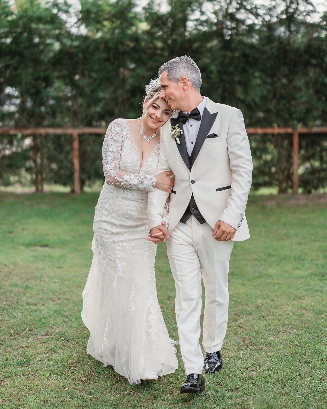 A wedding where elegance met love. ✨

-

Um casamento onde a eleg&acirc;ncia encontrou o amor. ✨

Photography: @andredias.foto 
Venue: @quintadoeden_eventos 
Floral &amp; Wedding Planner: @prometo_amar_te 
Dress &amp; Suit: @atelierdosnoivospt 
MakeU