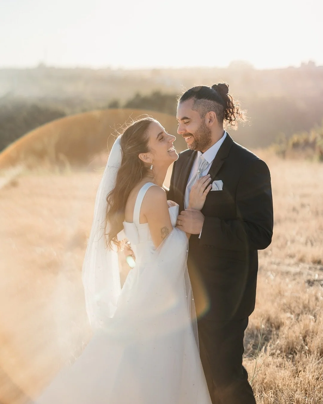 Tenderness and petals in the air 🌸

- 

Ternura e p&eacute;talas no ar 🌸

Bride: @a_carolina_valente 
Groom: Gustavo
Photographer: @andredias.foto 
Venue: @quinta.do.alto 
Hair &amp; Makeup: @team.anasantos 
Dress: @jesuspeiroofficial 

#weddingpho