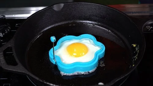 egg+in+mold+almost+cooked.jpg