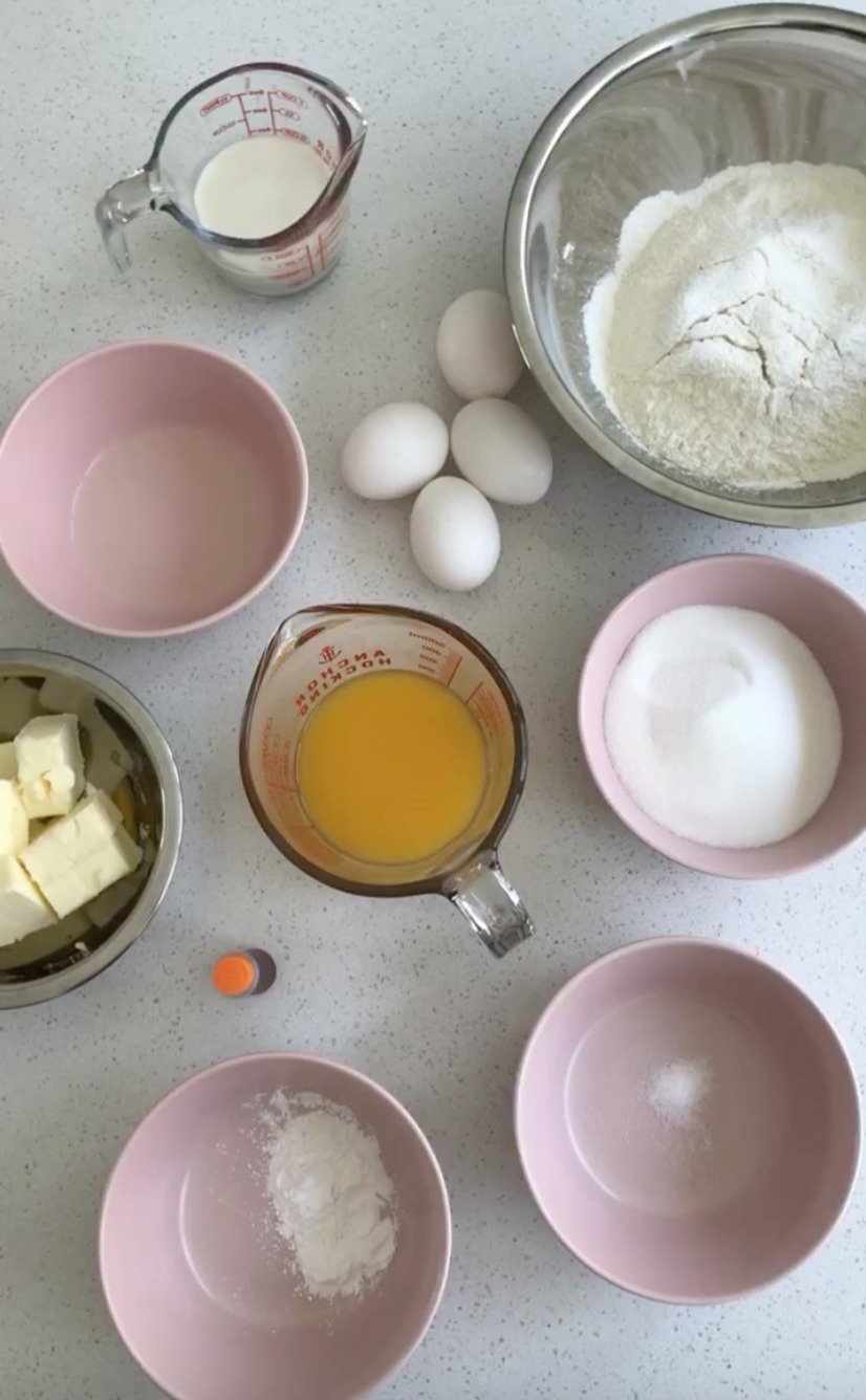  Orange cake ingredients: flour, eggs, orange juice, sugar, butter, baking powder, milk 