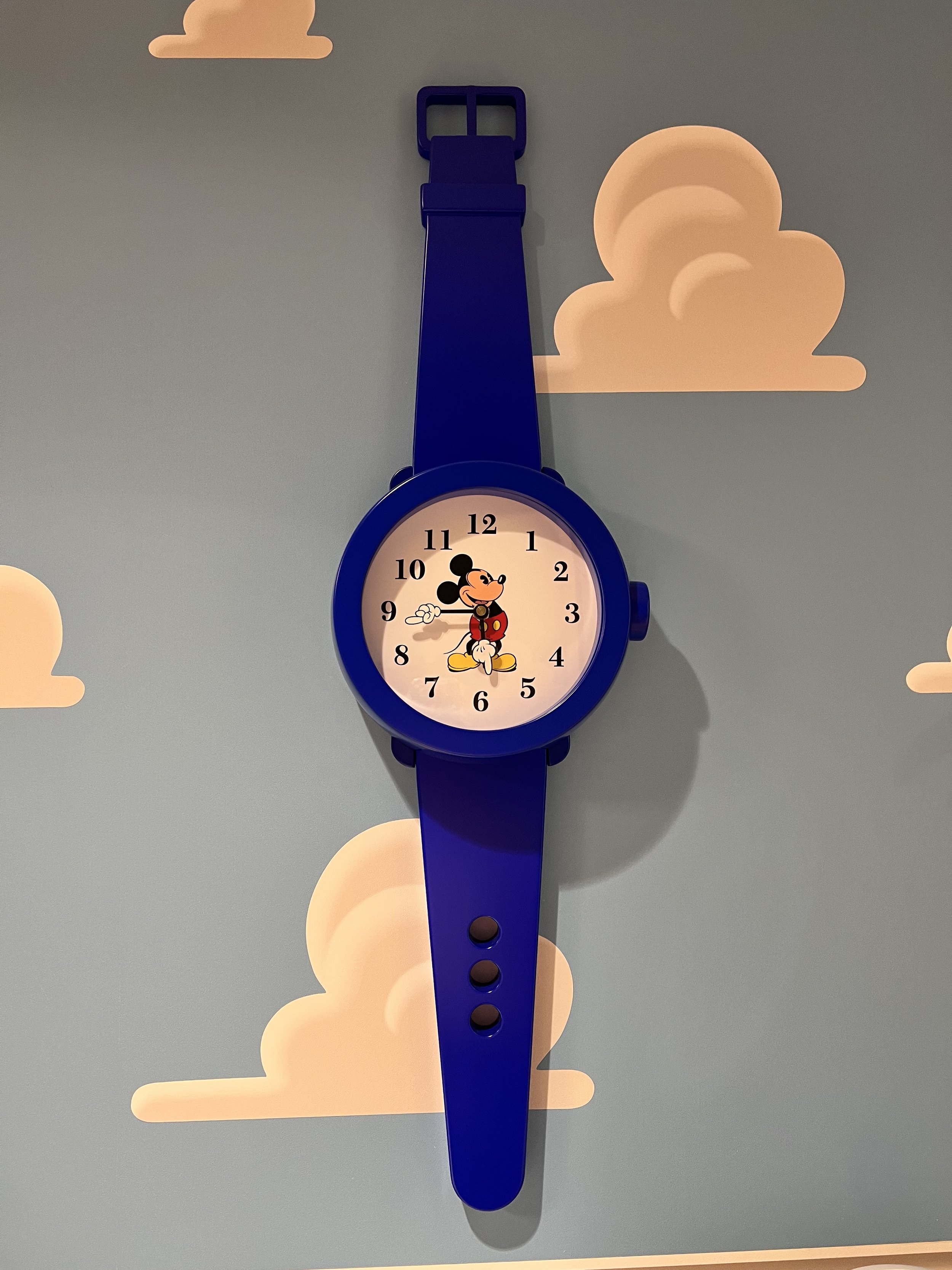  Clock in the shape of a blue watch with Mickey Mouse in the center 