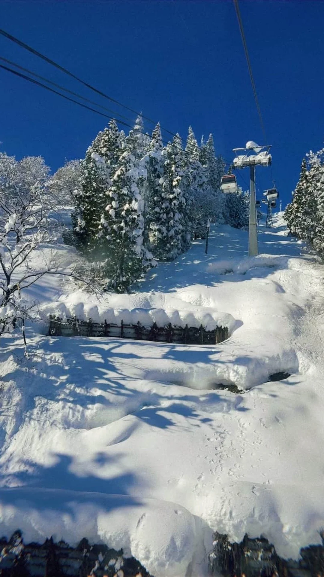  Snow and ski lifts in Gala Yuzawa 