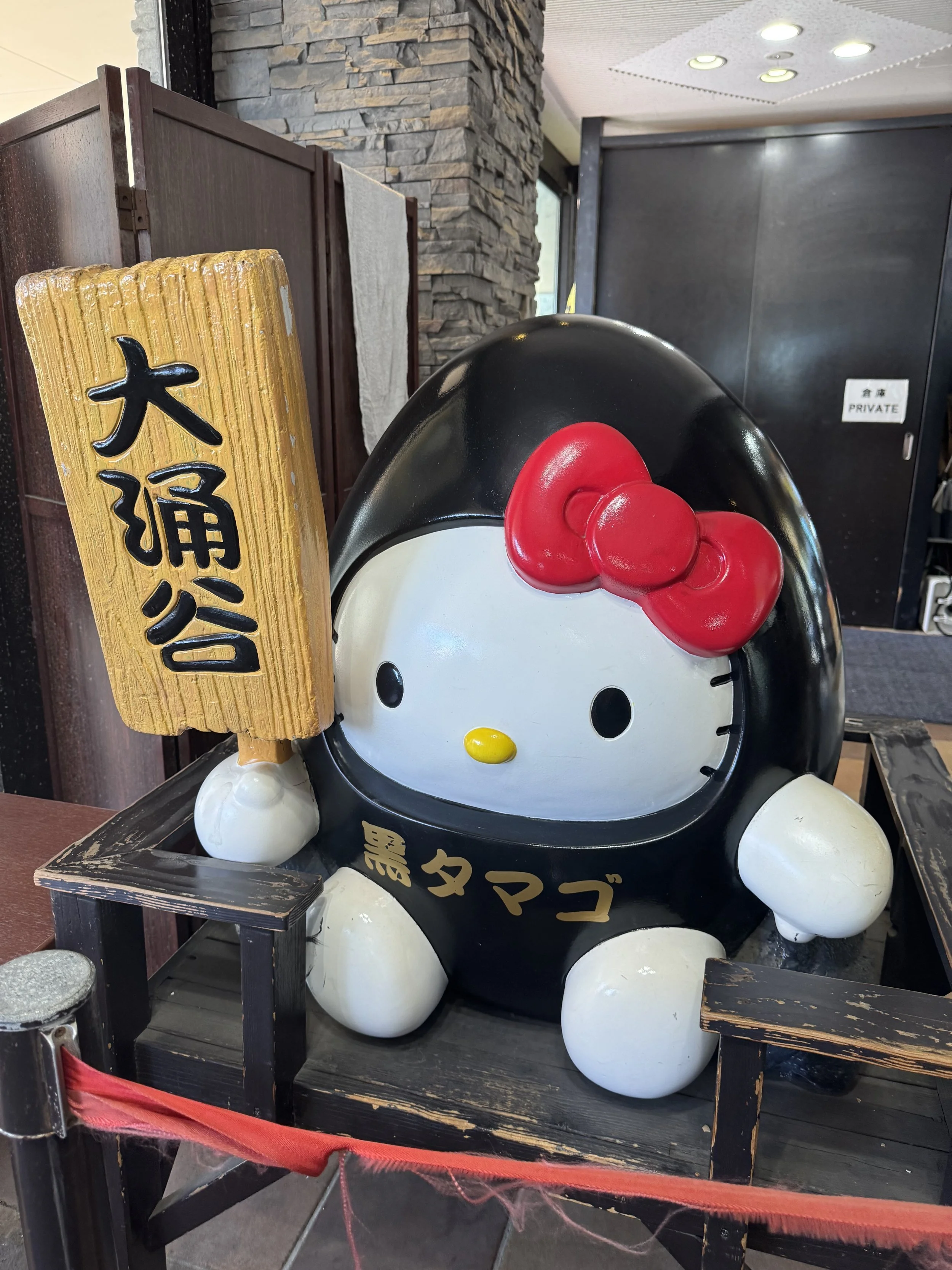  Hello Kitty kurotamago statue 