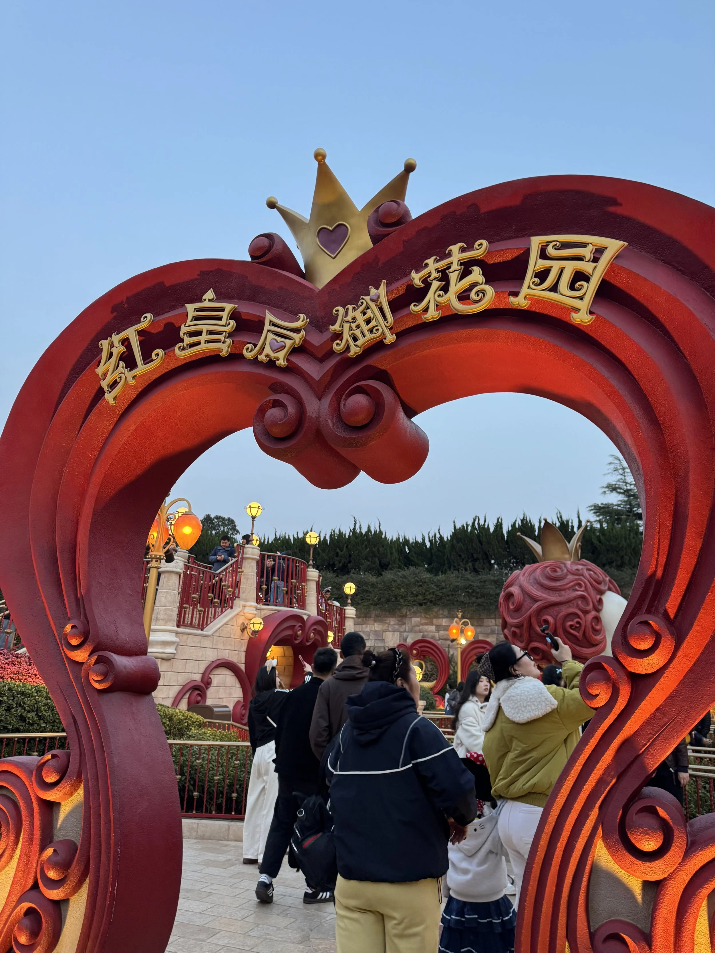  arch entrance to the queen of hearts garden 