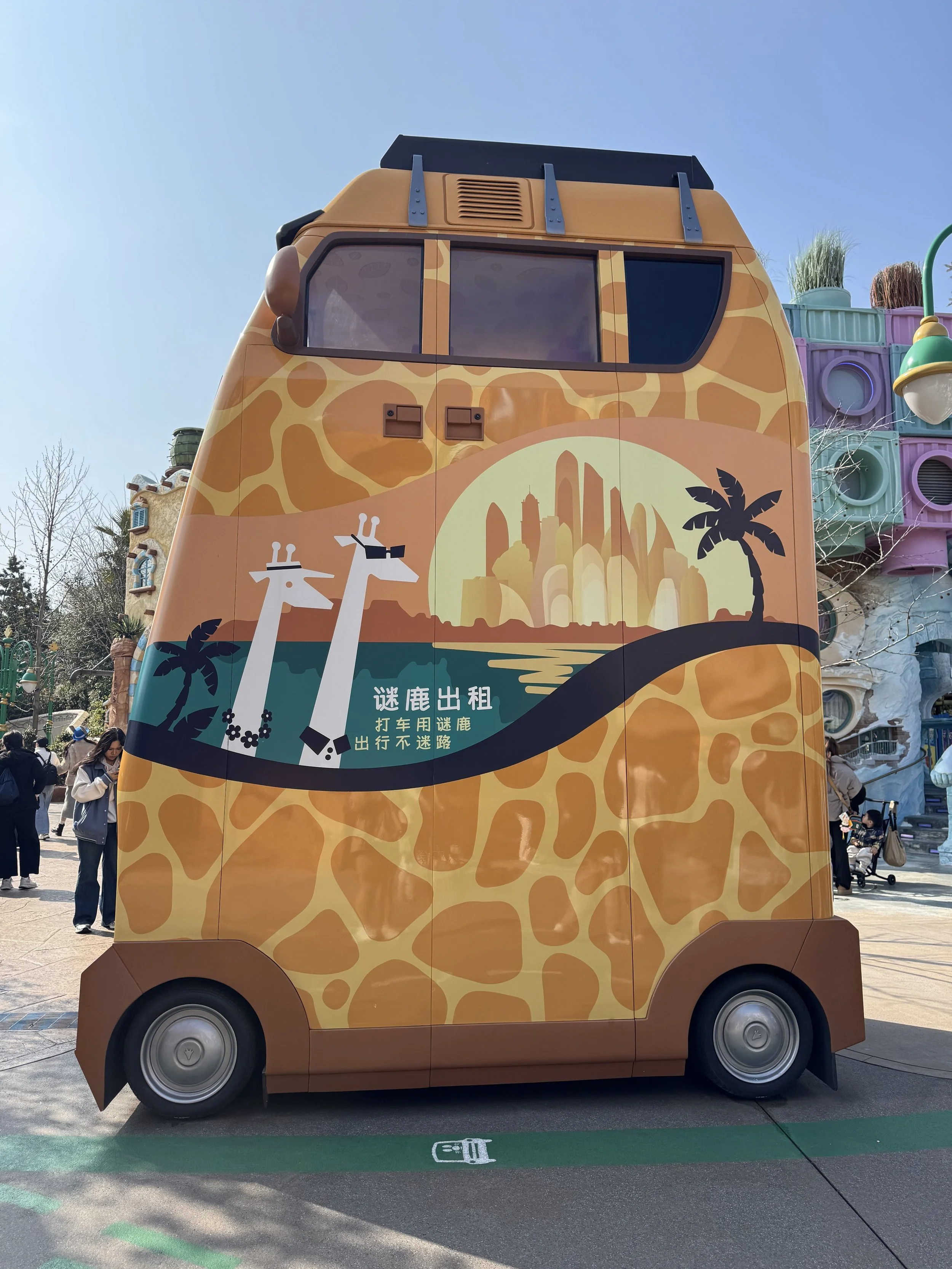  Giraffe bus in Zootopia 