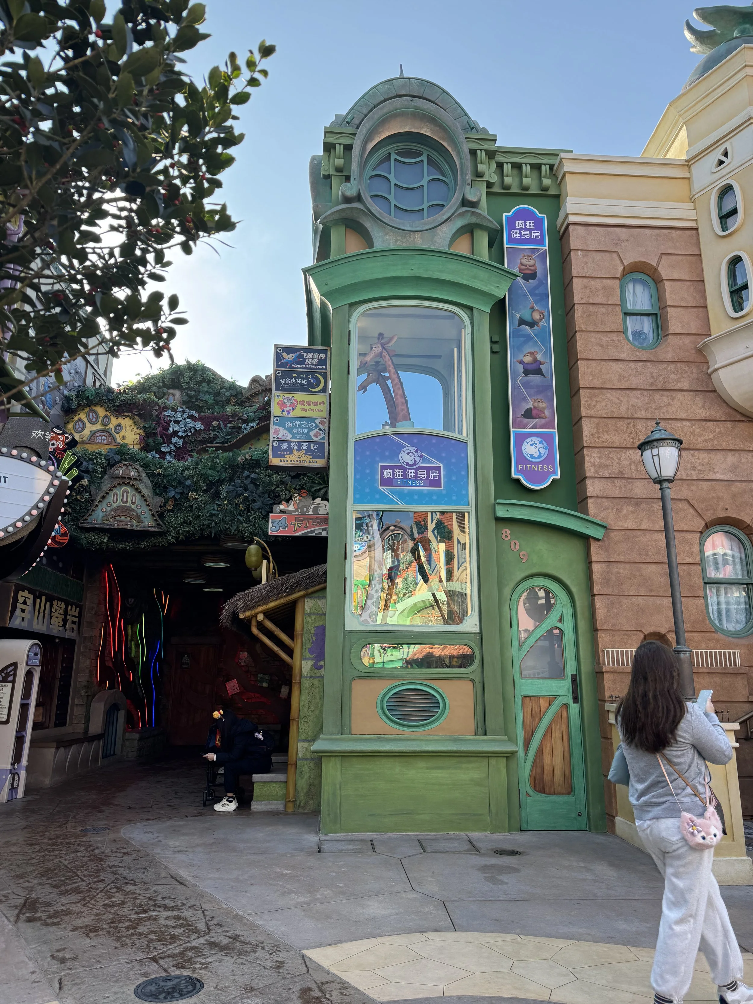  Giraffe running on a treadmill in Zootopia 