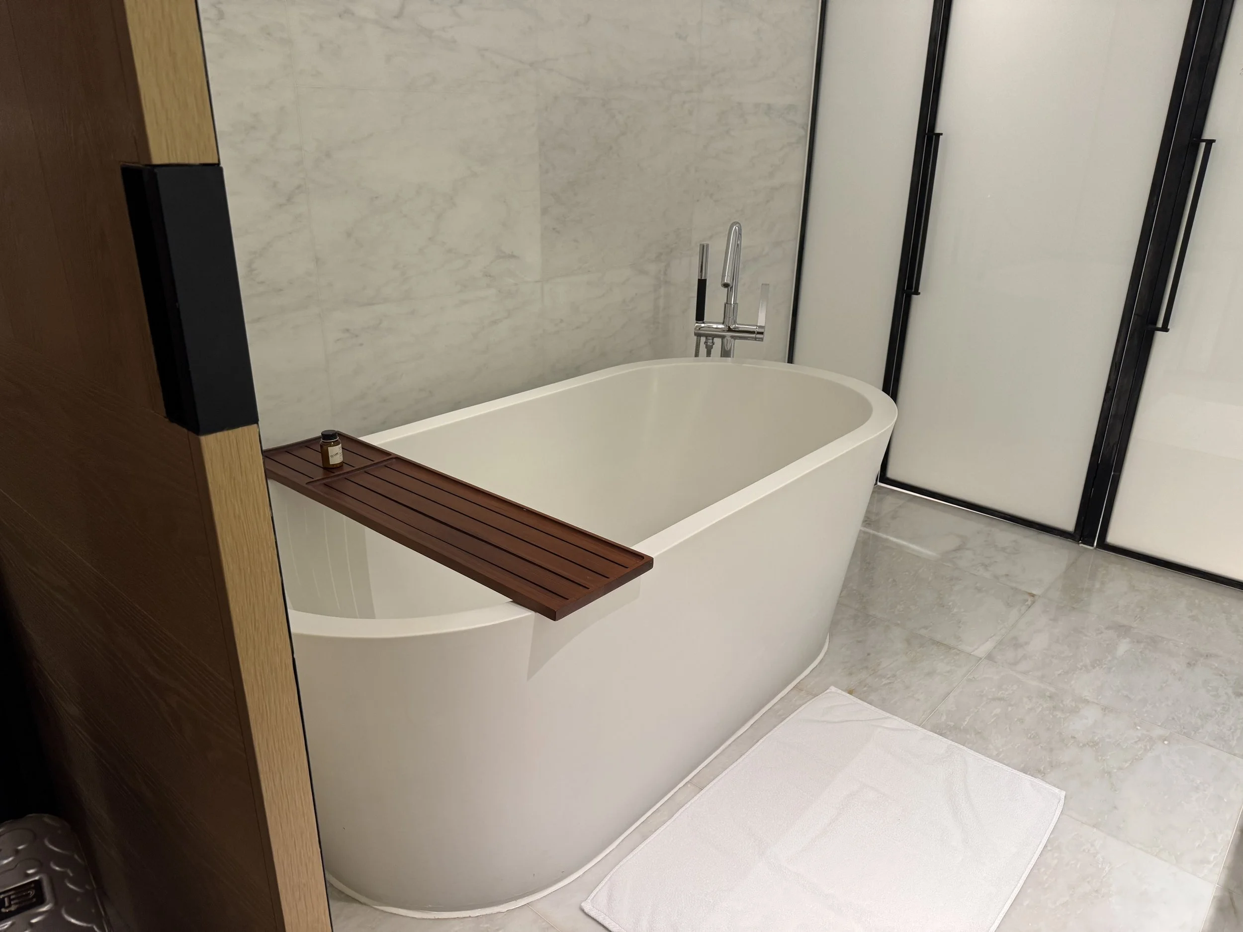  Bathtub in the bathroom 