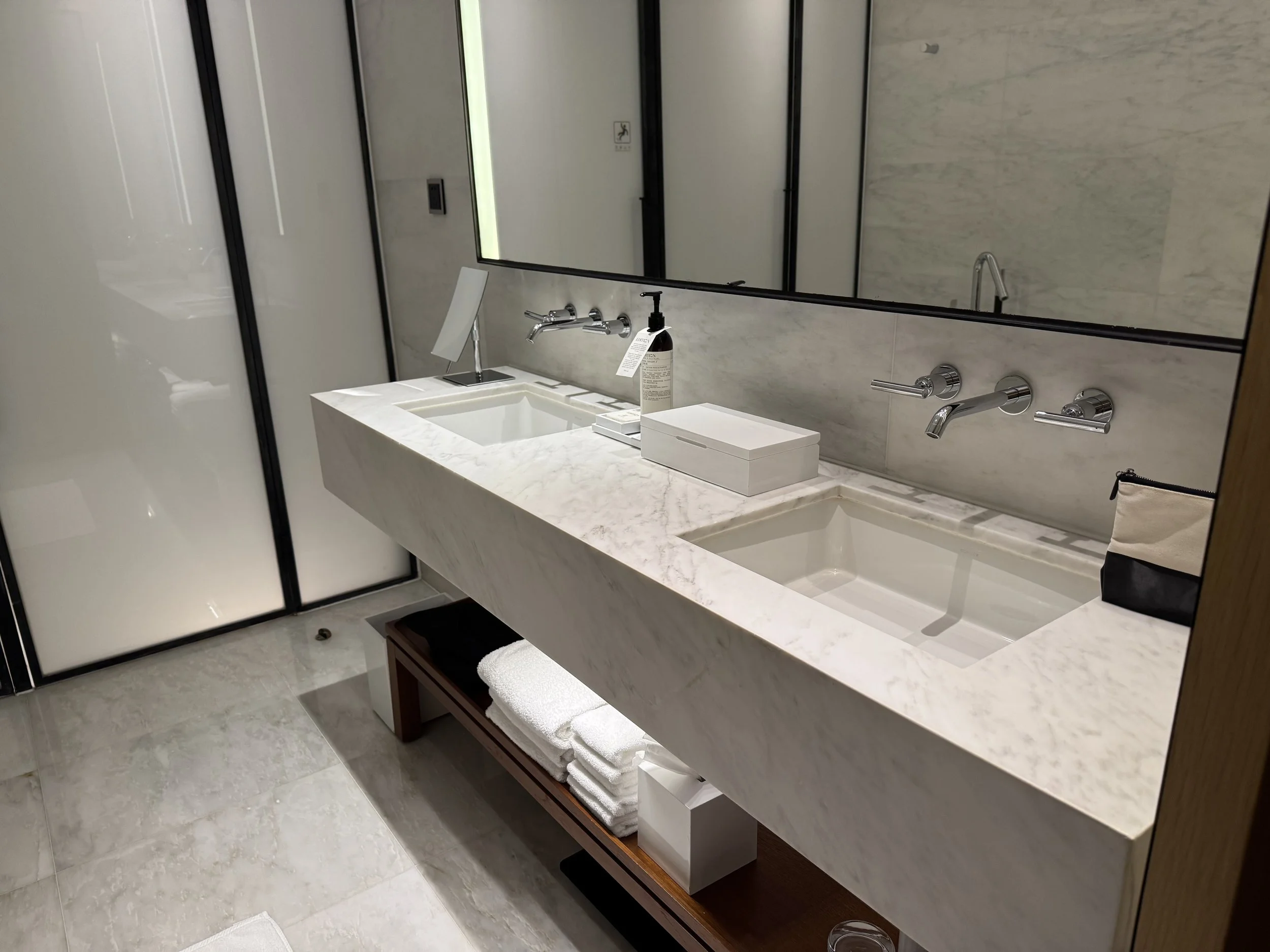  Double sink in the bathroom 