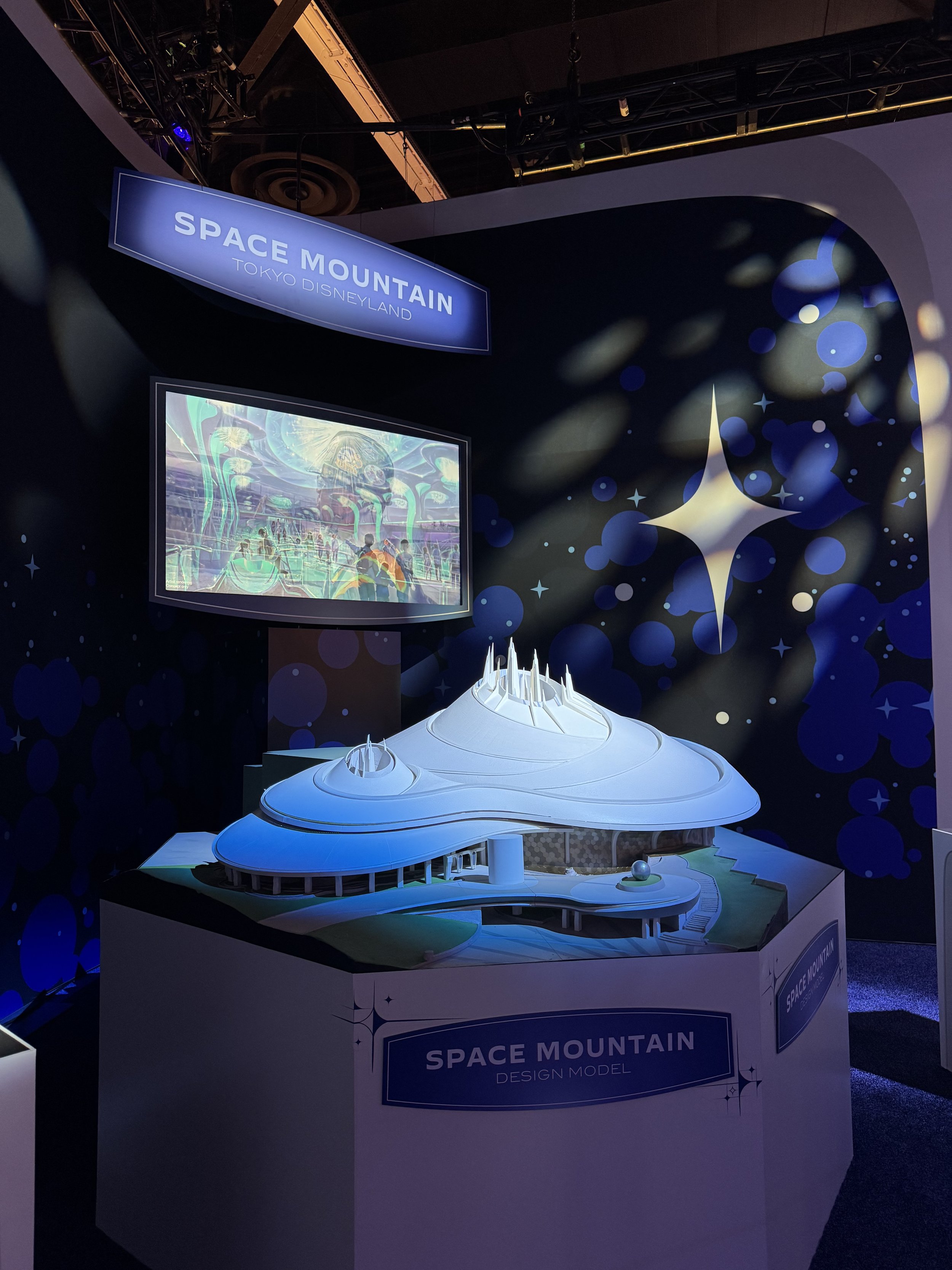  Space Mountain in Tokyo Disneyland 
