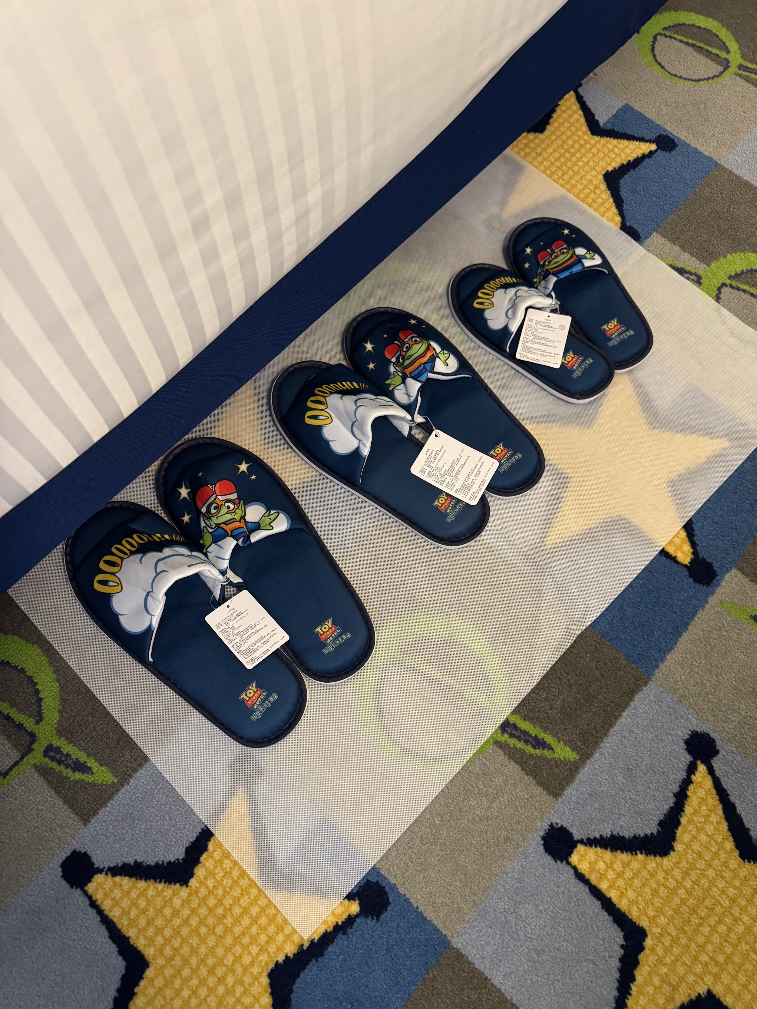 Alien house slippers in 3 sizes