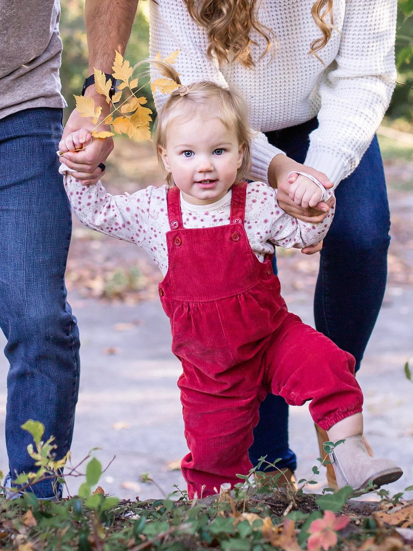 Explore and play. The best way to have a family session with little kids is to let them be kids. Don&rsquo;t worry, I&rsquo;ll get your Christmas card shot, but we will also have fun!
.
#familyportraitphotographer #familyportraits #natruallightphotog