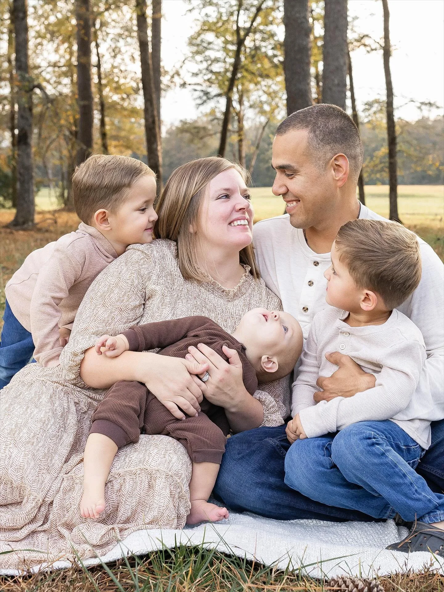 Some of my favorites from Saturday night! Had such a good time with this sweet family. 🩵
.

#direbloomphoto #chattanoogaphotographer #chattanoogaphotography #northgaphotographer #northgaphotography #chattanoogafamilyphotographer #chattanoogafamilyph