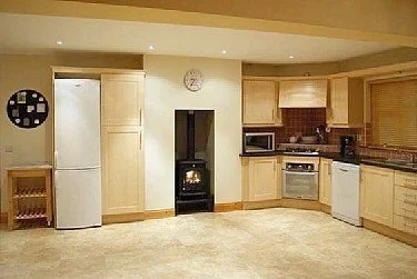 well-equipped kitchen  with dishwasher
   (plus utility room with washer and dryer) 