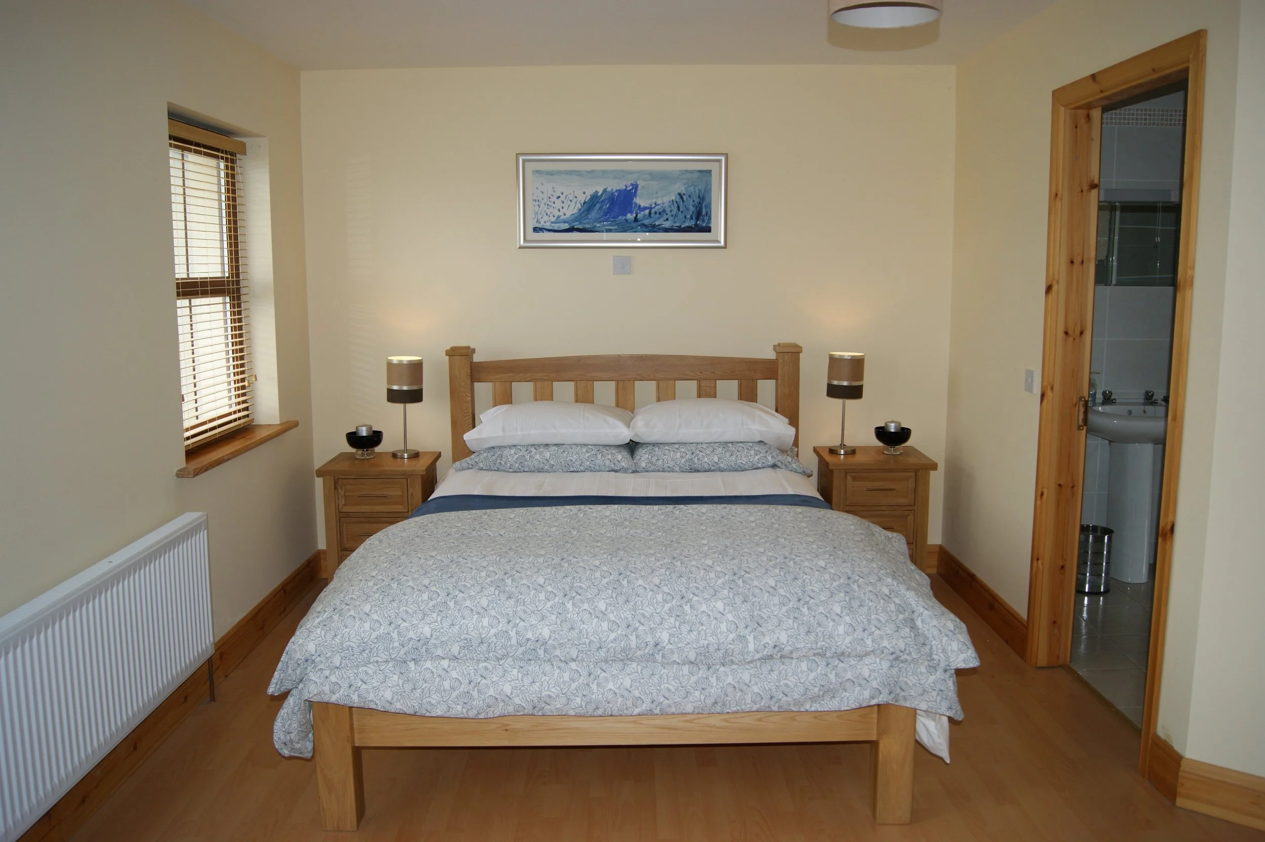 King Bedroom (faces back garden) 
With Jack-and-Jill ensuite
